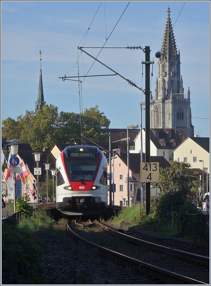 Der  Seehas  RABe 521 201 auf der Rheinbrücke in Konstanz auf seiner Fahrt in Richtung Engen. 

19. Sept. 2019