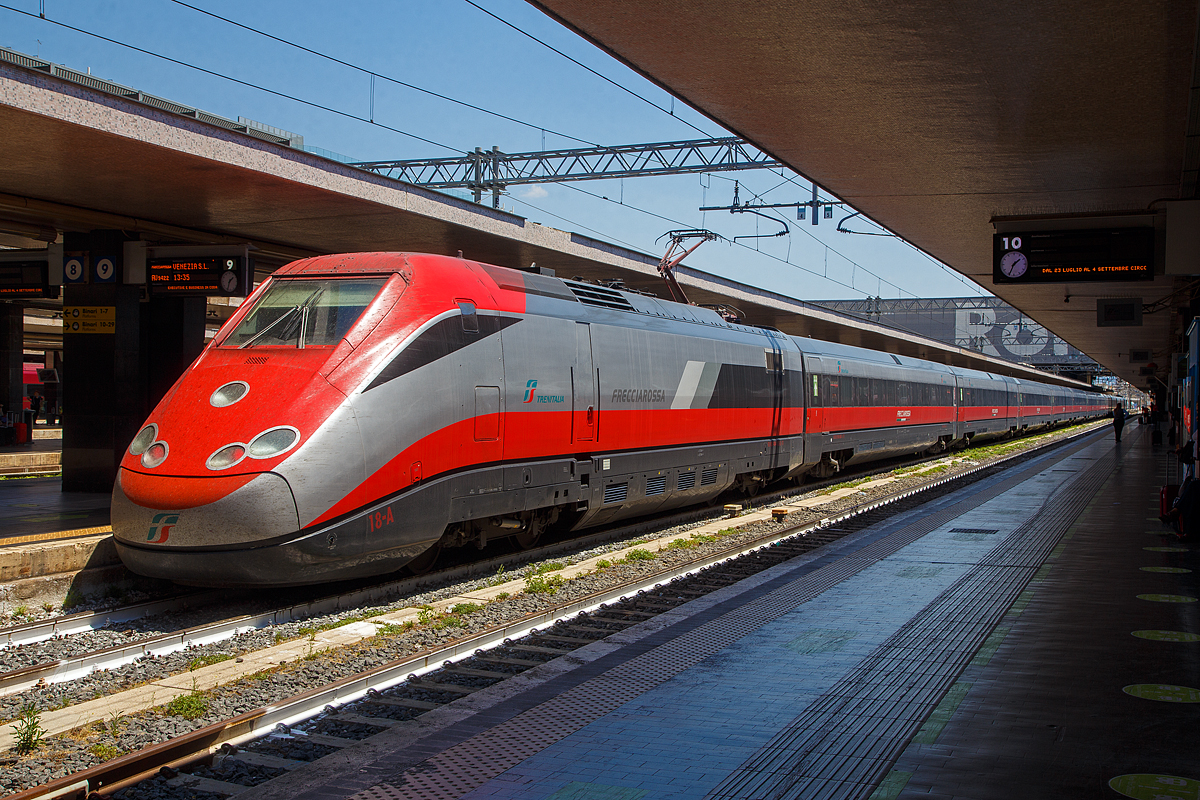 Der sehr lange Trenitalia  Frecciarossa  (deutsch: roter Pfeil) ETR 500.18  hat am 14.07.2022, als AV 9422 von Napoli Centrale nach Venezia Santa Lucia, den Bahnhof Roma Termini erreicht.

Durch die begrenzte Stromstärke des Gleichstromnetzes konnten die Hochgeschwindigkeitszüge nur bei Geschwindigkeiten bis zu 250 km/h ausreichend mit Energie versorgt werden. Deshalb entschieden sich die italienischen Staatsbahnen in den 1990er Jahren, weitere Neubau-Schnellfahrstrecken mit Wechselstrom mit einer Spannung von 25 kV mit 50 Hz zu elektrifizieren. Da die erste Serie der ETR 500 nur für das Gleichstromnetz geeignet waren, wurde ab 1996 eine zweite Serie ETR 500 bestellt und geliefert, die sowohl im Gleichstrom- als auch im Wechselstromnetz eingesetzt werden kann. Die Zwei- oder Dreisystem-Fahrzeuge werden Politensione (deutsch: Mehrfachspannung) genannt. Die zulässige Höchstgeschwindigkeit der ETR 500 der zweiten Serie von 300 km/h wird auf den neueren, mit Wechselstrom elektrifizierten Schnellfahrstrecken Italiens erreicht, die mit Gleichspannung elektrifizierte „Diretissma“ wird mit 250 km/h befahren.

Die Triebköpfe verfügen jeweils über einen Stromabnehmer für Gleich- und für Wechselspannung. Äußerlich unterscheiden sich die beiden Bauserien durch starke Unterschiede des „Gesichts“. Die Front der zweiten Serie wurde aufgelockert und rundlicher gestaltet, besonders betont durch die getrennt angeordneten Spitzensignale, während die Frontscheiben kleiner und rechteckig ausgeführt wurden.

Die Züge verkehren seit 2004 mit zwölf Mittelwagen, davon ein Restaurantwagen. 

Die zweite Serie der ETR 500 P wurde in mehreren Tranchen geliefert:
•	ETR 500 P (Zugeinheiten 31 bis 60 mit Triebköpfen E.404 500 bis 559), sie sind ein vollständiger Neubau aus den Jahren 2000 bis 2005.
•	ETR 500 P (Zugeinheiten 1 bis 30 mit Triebköpfen E.404 600–659) mit neuen Triebköpfen, gekuppelt mit aufgearbeiteten Mittelwagen der ersten Serie (ETR 500 Monotensione) aus den Jahren 2005 bis 2007.

Umklassifizierung (ETR 500 „Frecciarossa“)
2008 führte die Trenitalia für ihre Hochgeschwindigkeitszügen neue, nach Höchstgeschwindigkeit kategorisierende Markenbezeichnungen ein. Züge mit Höchstgeschwindigkeiten im Bereich von 300 bis 350 km/h werden fortan als Frecciarossa (= Roter Pfeil) bezeichnet. Die Züge erhielten anstelle des AV-Schemas einen neuen Anstrich mit rotem Streifen und der Aufschrift FRECCIAROSSA auf den Triebköpfen.

TECHNISCHE DATEN:
Von einem Triebkopf E.404B
Spurweite: 	1.435 mm (Normalspur)
Achsformel: Bo'Bo'
Länge: 20.250 mm
Höhe: 4.000 mm
Breite: 3.020 mm
Drehzapfenabstand:  11.450 mm
Achsabstand im Drehgestell: 3.000 mm
Dienstgewicht: 68 t
Höchstgeschwindigkeit: 300 km/h
Dauerleistung: 4.400 kW (4 x 1.100 kW) pro Triebkopf
Treibraddurchmesser: 	1.100 mm
Stromsysteme: 3000 V DC und 25 kV 50 Hz AC

Daten der Mittelwagen:
Länge: 26.100 mm
Drehzapfenabstand:  19.000 mm
Achsabstand im Drehgestell: 3.000 mm
Eigengewicht: 40 t

Gesamtzug Daten:
Achsformel: Bo'Bo' (12x 2'2') Bo'Bo'
Gesamtzuglänge: 353.700 mm (bei 12 Mittelwagen)
Gesamteigengewicht: 616 t
Dauerleistung: 8.800 kW
Anfahrzugkraft: 	400 kN
