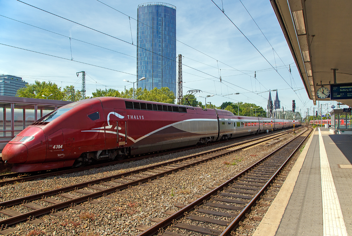 
Der SNCB Thalys PBKA 4304 (TGV 43040 / Series 43000 ) als THA 9448 nach Paris Gare du Nord (via Aachen, Lüttich und Brüssel) fährt am 01.06.2019 durch den Bahnhof Köln Messe/Deutz, im Hauptbahnhof Köln wird er dann bereitgestellt.