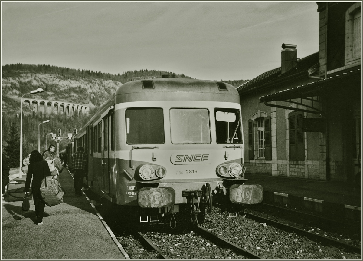 Der SNCF X 2816 und dahinter versteckt der X 2869 sind von Dôle Ville nach St-Claude unterwegs und sind nun in Morez angekommen, wo der Zug die Fahrtrichtung wechselt. Analogbild vom 22. Januar 2001