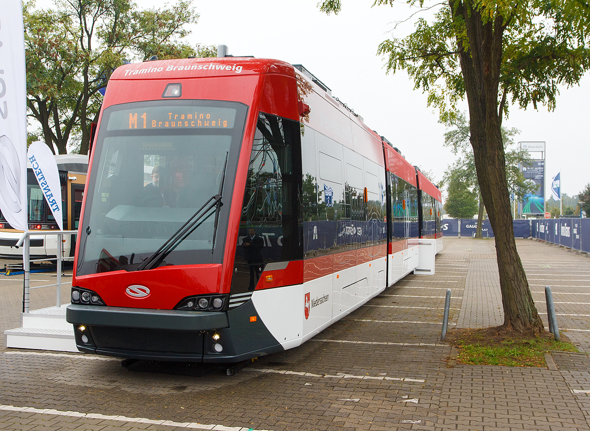 
Der Solaris Tramino Braunschweig ein Niederflur-Straßenbahn-Gelenktriebwagen des polnischen Herstellers Solaris Bus & Coach S.A., präsentiert am Freigelände auf der Inno Trans 2014 in Berlin (hier 26.09.2014).

Der Tramino Braunschweig ist ein vierteiliges, vollständig niederfluriges Einrichtungsfahrzeug mit einer Länge von 35,7 m und einer Breite von 2,3 m. Er ist für die Braunschweiger Spurweite von 1.100 mm ausgelegt. Mit dem Fahrzeug können gleichzeitig 211 Personen fahren, davon 87 auf Sitzplätzen. Der Tramino Braunschweig hat sechs Doppeltüren mit einer Breite von 1.300 mm. Eine davon ist direkt hinter der Fahrerkabine angeordnet, wo sich auch eine Stellfläche für einen Rollstuhl befindet. Im Bereich der Türen 4 und 6 sind Stellplätze für Kinderwagen eingerichtet.

Jedes der vier Wagenteile stützt sich auf ein eigenes Fahrgestell, welches mittig unter dem Wagenkasten angeordnet ist. Dadurch wird das Fahrzeuggewicht gleichmäßig verteilt, so dass die Tram stabiler ist und die Kräfte, die die Gelenke übertragen, wesentlich kleiner sind. Es ist die zweite Serie an Straßenbahnen der GTx-Bauart, die Solaris herstellte.

Der Tramino Braunschweig wird von fünf asynchronen Fahrmotoren mit je 90 kW Leistung angetrieben. Das Fahrzeug besitzt ein sogenanntes Anti-Knick-System, welches insbesondere in Kurven die einzelnen Wagenkästen stabilisiert. Die während des Bremsprozesses gewonnene Energie wird in Supercaps gespeichert und beim Anfahren wieder an die Motoren abgegeben. Die elektrische Ausrüstung der Fahrzeuge ist von vossloh-kiepe.

TECHNISCHE DATEN:
Spurweite: 1.100 mm
Bauart: 8xNfGlTwER
Achsfolge: (1A)'+Bo'+(1A)'+(A1)'
Gesamtlänge: 35.740 mm
Wagenkastenbreite : 2.300 mm
Höhe über eingezogenen Stromabnehmer: 3.560 mm
Raddurchmesser: 662 mm (neu) / 580 mm (abgenutzt)
Fußbodenhöhe über Schienenoberkante: 360 mm
Niederfluranteil: 100%
Sitzplätze: 87
Stehplätze: 124 (4 Pers/m²)
Anzahl der Rollstuhlplätze: 1
Anzahl Doppeltüren (Breite 1300 mm): 6
Netzspannung: 	660 V DC Oberleitung (+120 V, -180 V)
Anzahl und Leistung von Fahrmotoren: 5 (asynchron) x 90 kW
Höchstgeschwindigkeit: 70 km/h
