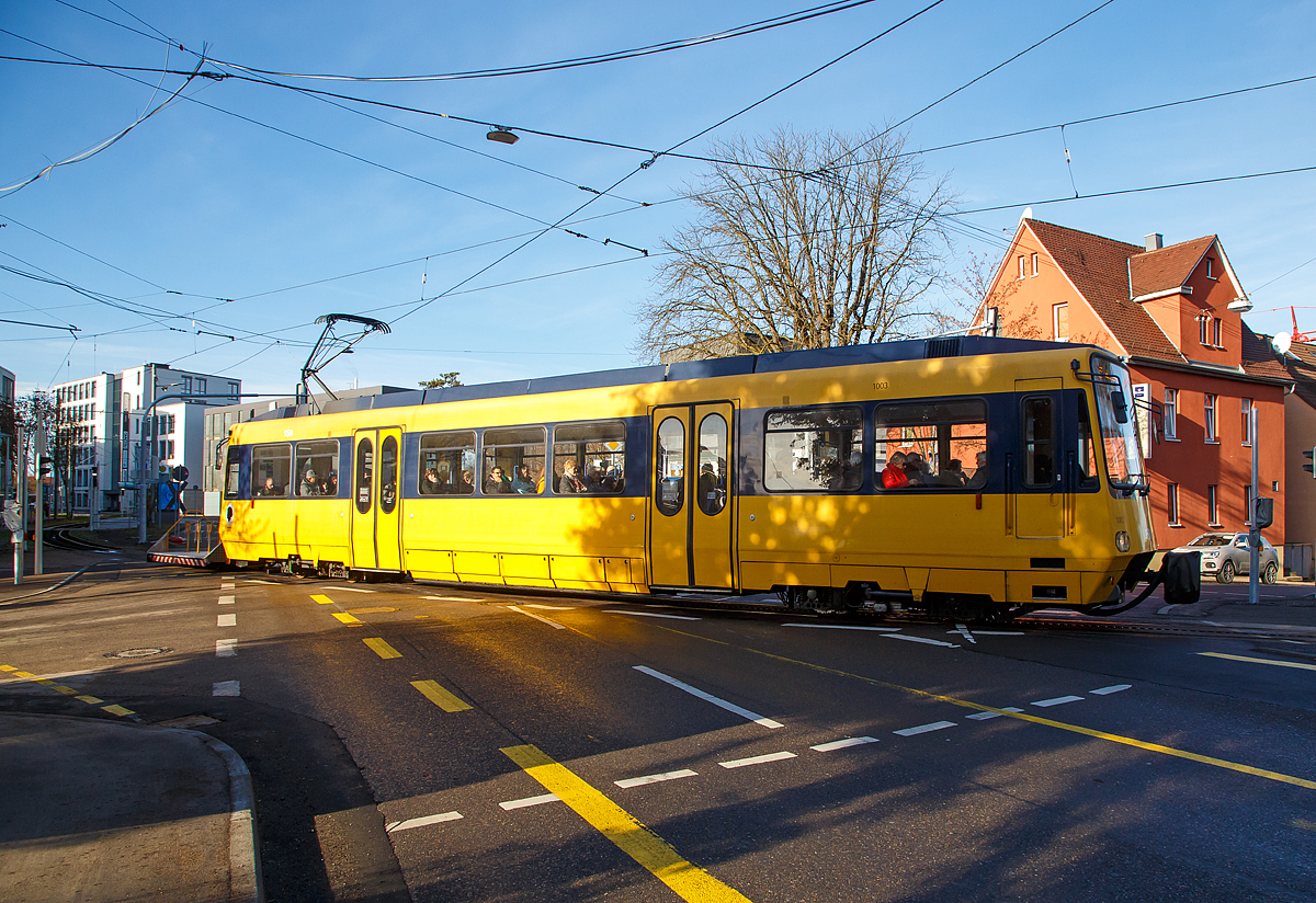 
Der SSB-Zahnradtriebwagen 1003  Helene  mit Fahrradlore fährt am 27.12.2016 vom Zahnradbahnhof (in Degerloch), über die Kreuzung Jahnstraße/Karl-Pfaff-Straße, wieder hinab zum Marienplatz. 

Die meterspurige Zahnradbahn Stuttgart nach dem System Riggenbach wird als Linie 10  Zacke  von der Stuttgarter Straßenbahnen AG (SSB) betrieben. Im Volksmund wird die Bahn Zacke genannt, sie gilt als Stuttgarter Wahrzeichen. Die Zahnradbahn Stuttgart wurde am 23. August 1884 eröffnet und verbindet den Stadtteil Heslach (Marienplatz) im Stadtbezirk Süd, also das Stadtzentrum im Tal, mit dem 1908 eingemeindeten Stadtbezirk Degerloch. Auf der Stuttgarter Zahnradbahn fuhren zunächst nur Dampfloks, ab 1902 auch elektrische Triebwagen. 1935 folgte die zweite Generation elektrischer Triebwagen, 1982 die dritte – diese Wagen sind heute noch im Einsatz. Sie wurden ab 2001 generalsaniert und stehen so nun bis 2022 zur Verfügung (bei Stadler wurden 2019 neue bestellt s.u).

Neben der Zugspitzbahn, der Wendelsteinbahn und der Drachenfelsbahn ist sie eine von nur noch vier Zahnradbahnen in Deutschland. Als einzige dient sie dabei nicht vorwiegend touristischen Zwecken, sondern dem regulären öffentlichen Personennahverkehr (ÖPNV). Die Stuttgarter Zahnradbahn ist deshalb seit Mai 1959 auch in das Liniennummernsystem der SSB integriert, seit der Einführung des Verkehrs- und Tarifverbunds Stuttgart (VVS) im Oktober 1978 als Linie 10. Rechtlich gesehen handelt es sich heute um eine Straßenbahn gemäß der Straßenbahn-Bau- und Betriebsordnung.

Weil die Stuttgarter Zahnradbahn im Straßenraum verläuft, ist die Zahnstange so tief eingebaut, dass sie nicht höher liegt als die normalen Schienen. Allerdings kann die Zahnradbahn dadurch nicht auf andere Bahnstrecken wechseln. Deshalb benötigen die Fahrzeuge der  Zacke  überall ein Zahnradgleis und spezielle Weichen.

Daten der Strecke:
Streckenlänge:  2,2 km
Spurweite: 1.000 mm (Meterspur)
Zahnradsystem:  System Riggenbach (Leiterzahnstange)
Zahnstangen: Seit den 1980er Jahren werden die ursprüngliche Leiterzahnstange der Bauart Riggenbach schrittweise durch ein jedoch aus normalen Eisenbahnschienen mit breitem Kopf herausgefräst (Bauart Strub). Es fällt jedoch nach wie vor unter das System „Riggenbach“. Diese Zahnstangenprofile fertigt der Gleisbauhof der SSB selbst an. 
Stromsystem: 	750 Volt = (ursprünglich 600) 
Höhenunterschied: 210 m (Marienplatz /  Degerloch)
Maximale Neigung: 17,8 % (Betriebsgleis zum Depot Filderstraße: 20 %)


Die Triebwagen:
Die SSB führten 1982 mit den Zahnrad-Triebwagen des Typs ZT 4, im Design der Stadtbahn-Triebwagen des Typs DT 8, die dritte Generation elektrischer Zahnradbahn-Triebwagen ein. Es wurden drei dieser Triebwagen beschafft (TW 1001 bis 1003). Der Mechanische Teil und der Wagenkasten wurden von der Maschinenfabrik Augsburg – Nürnberg (MAN), die Drehgestelle von der Schweizerische Lokomotiv- und Maschinenfabrik Winterthur (SLM) und die elektrische Ausrüstung von der der Allgemeine Elektricitäts-Gesellschaft (AEG) gebaut. Die Fahrradloren sind von der Waggon-Union in Berlin. 1989 wurden bei den Triebwagen die bisherigen Schwingschiebetüren durch die dem Stadtbahn-Triebwagen DT 8 entsprechende Außenschwingtüren ersetzt.

Der Antrieb der ZT 4 erfolgt durch zwei quer zur Fahrtrichtung liegende Mischstrom-Reihenschlussmotoren über ein Getriebe nur auf das Antriebszahnrad, das sich ohne kraftschlüssige Verbindung an der jeweils talseitigen Achse eines Drehgestells befindet. Die Drehgestelle stammen von der SLM und verfügen über keinen Drehzapfen. Der Wagenkasten stützt sich über zwei Gummi-Metall-Schichtfedern als Querträger ab, die Längskräfte werden von außen liegenden Längslenkern übernommen.

Zur Vereinfachung der Wartung und um Standzeiten zu verkürzen beschaffte die SSB außerdem ein zusätzliches Reservedrehgestell. Jeweils eines der Drehgestelle wird üblicherweise ständig in der Hauptwerkstatt der SSB gewartet und im Wechsel in die drei Wagen eingebaut. Üblicherweise jede Woche wechselt der Fahrzeugeinsatz um einen Wagen weiter.

TECHNISCHE DATEN der Treibwagen:
Achsformel:  (1z1)´(1z1)´(Zahnrad auf talseitiger, antriebsloser Laufachse)
Spurweite:  1.000 mm (Meterspur)
Länge über Kupplung:  20.105 mm
Höhe:  3715 mm
Breite:  2650 mm
Leergewicht:  33 t
Höchstgeschwindigkeit:  30 km/h, bei Talfahrt 21 km/h 
Dauerleistung:  2 x 263 kW
Stromsystem:  750 V Gleichstrom
Stromübertragung:  Oberleitung
Kupplungstyp:  Scharfenbergkupplung
Sitzplätze:  56
Stehplätze:  56 (4 P/m²)
Fußbodenhöhe:  1.005 mm


Die Zukunft:
Die SSB setzt auch weiter auf den Erhalt des Stuttgarter Wahrzeichens. Sie hat drei neue Triebwagen und drei neue Fahrradvorstellwagen für die „ZACKE“, bei Stadler in der Schweiz, bestellt. Der erste neue Triebwagen soll im Jahr 2021 geliefert werden, die beiden anderen Fahrzeuge werden sukzessive bis zum Jahr 2022 ausgetauscht.

Die neuen Zahnradbahntriebwagen werden, was ihr äußeres Erscheinungsbild angeht, stark an den im Stadtgebiet häufig zu sehenden Stadtbahnwagen DT 8.12 angelehnt sein. Dass sie im typischen SSB-Gelb gehalten sein werden, versteht sich von selbst. 

Im Inneren gibt es jedoch Neues zu entdecken: Diese Zacke-Triebwagen werden in einem rund über acht Meter langen Bereich niederflurig und damit barrierefrei ausgestaltet sein. Dort wird sich neben einigen Sitzplätzen auch die Mehrzweckfläche für Rollstühle und Kinderwagen befinden. Weitere Sitzgelegenheiten wird es im vorderen und im hinteren Wagenbereich geben, drei Treppenstufen sind zu erklimmen, um dorthin zu gelangen. Diese ungewöhnliche Bauweise ist erforderlich, um die Zahnradbahntechnik im Unterboden unterzubringen. Um den barrierefreien Zugang zum Niederflurbereich, der eine Fußbodenoberkante von 40 Zentimeter aufweist, zu ermöglichen, müssen die Bahnsteige an einzelnen Haltestellen teilweise noch etwas angepasst werden.

Die Ersatzbeschaffung ist nötig geworden, da die drei Trieb- und Vorstellwagen der Zacke das Ende ihrer technischen und wirtschaftlichen Lebensdauer erreicht haben. Sie sind bald stattliche 40 Jahre alt. Die Ersatzteilbeschaffung für die ZT4 wurde in den vergangenen Jahren immer schwieriger und langwieriger. Die jetzigen Zahnradbahntriebwagen erfüllen außerdem nicht mehr heutige Anforderungen an Barrierefreiheit und das Behindertengleichstellungsgesetz.
