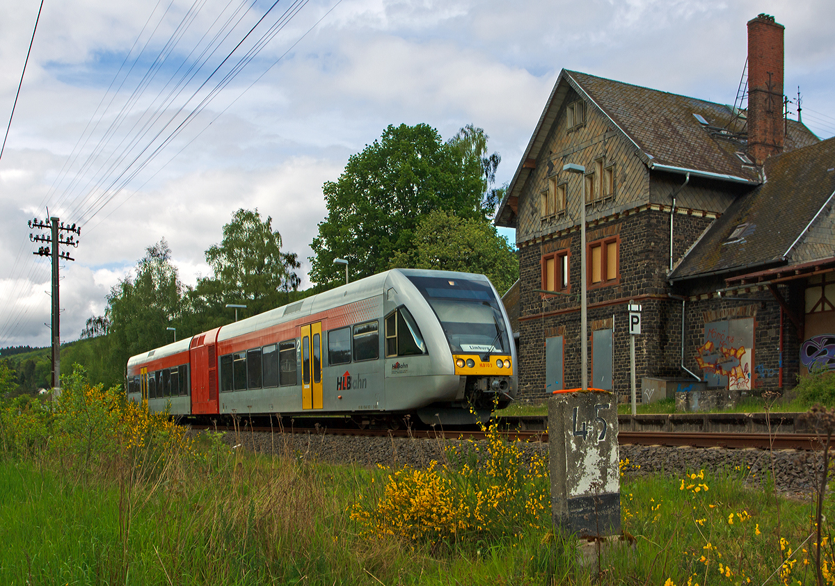 
Der Stadler GTW 2/6 - HLB 103 der Hessische Landesbahn (HLB) hat als Umlauf VEC 25762 (im Auftrag der vectus Verkehrsgesellschaft mbH) verlässt am 12.05.2014 gerade den Bahnhof  Unnau-Korb, bei km 45,0 der Oberwesterwaldbahn (KBS 461), und fährt als RB 28 weiter in Richtung Limburg/Lahn.  Die RB 28   Oberwesterwald-Bahn   ist die Verbindung Au/Sieg - Altenkirchen - Hachenburg - Westerburg - Limburg/Lahn.

Wie man sieht hat das Bahnhofgebäude, wie viele in Deutschland, schon bessere Zeiten gesehen und wird selbst eigentlich nicht mehr genutzt (man kann es kaufen). Der Bahnhof ist eigentlich nur noch ein Haltepunkt. 

Der GTW hat die NVR-Nummern 95 80 0946 403-2 D-HEB / 95 80 0646 403-5 D-HEB / 95 80 0946 903-1 D-HEB. Der Triebwagen wurde 1999 bei DWA, Bautzen (Deutsche Waggonbau AG, heute Bombardier Transportation) unter der Fabriknummer 508/003 für die Hessische Landesbahn (HLB) gebaut und als VT 508 001 geliefert. Er hat die EBA-Nummer EBA 97T03Q 003.
