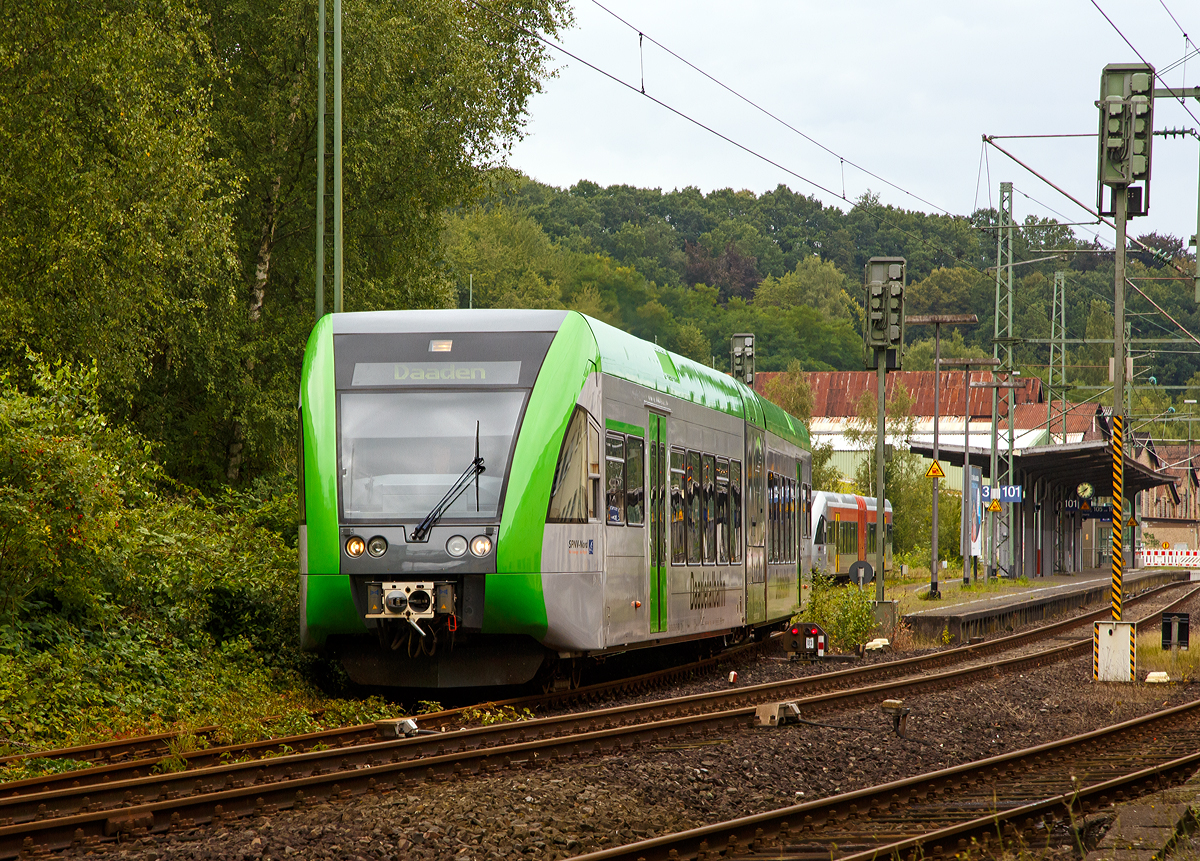 
Der Stadler GTW 2/6 (95 80 0946 418-0 D-WEBA / 95 80 0646 418-3 D-WEBA / 95 80 0946 918-9 D-WEBA) der Westerwaldbahn (WEBA), ex VT 118 der Hellertalbahn verlsst am 20.08.2017, als RB 97  Daadetalbahn   (Betzdorf/Sieg – Daaden), im Bahnhof Betzdorf/Sieg.