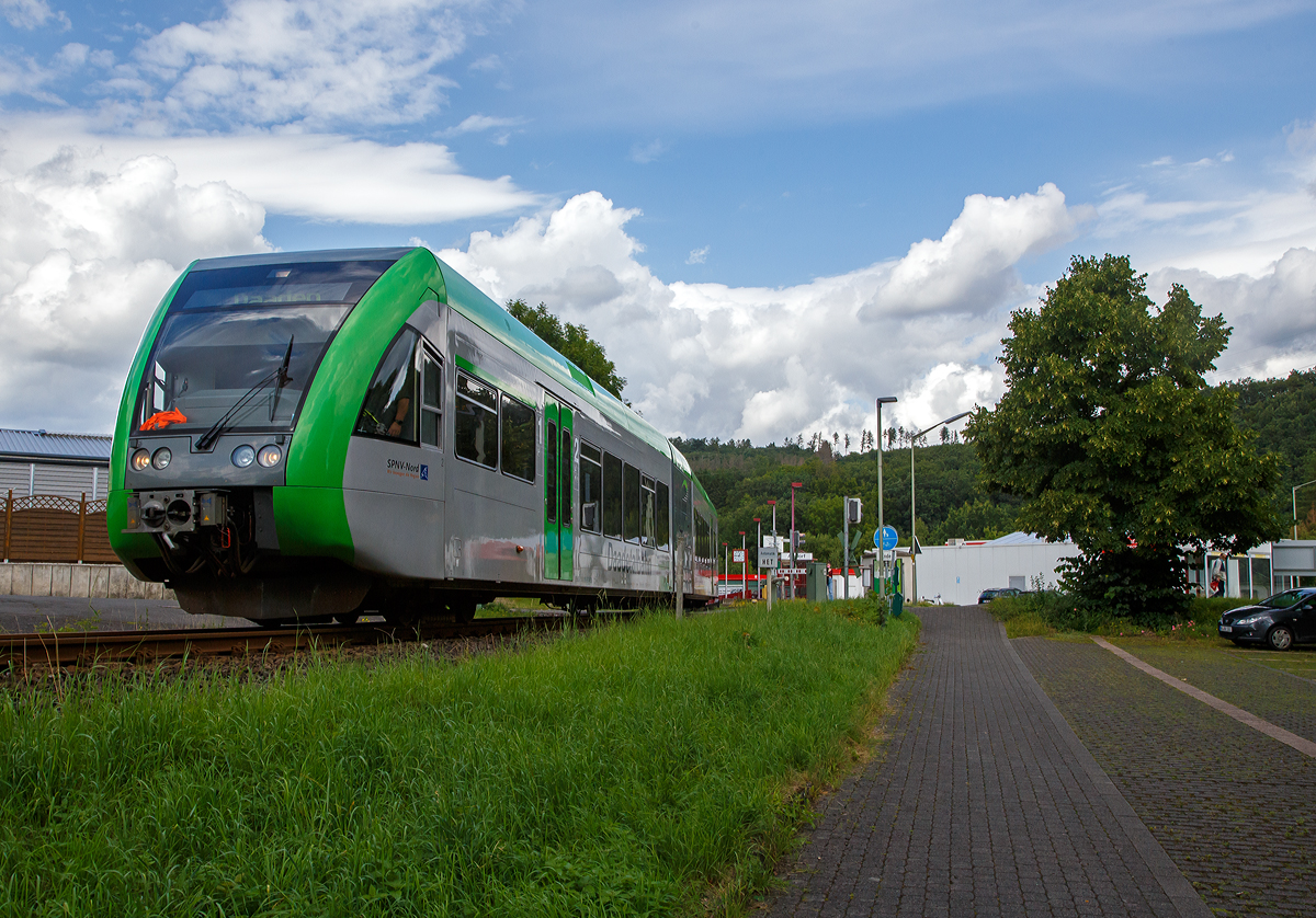 Der Stadler GTW 2/6 (95 80 0946 418-0 D-WEBA / 95 80 0646 418-3 D-WEBA / 95 80 0946 918-9 D-WEBA) der Westerwaldbahn (WEBA), ex VT 118 der Hellertalbahn, fährt am 09.08.2021, als RB 97  Daadetalbahn   (Betzdorf/Sieg – Daaden), vom Hp Alsdorf weiter in Richtung Daaden.