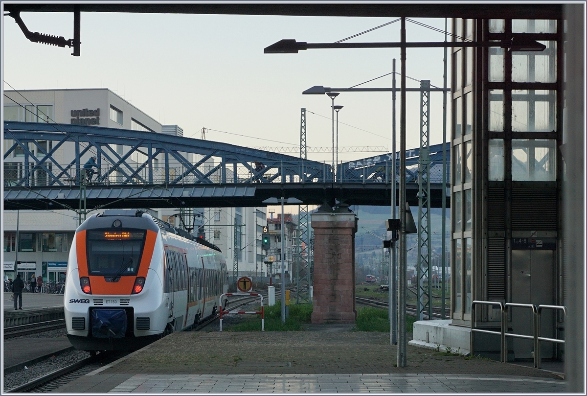 Der SWEG ET 150 (Hamster) verlässt an deine Wintermorgen Freiburg in Richtung Staufen.

30. Nov 2016