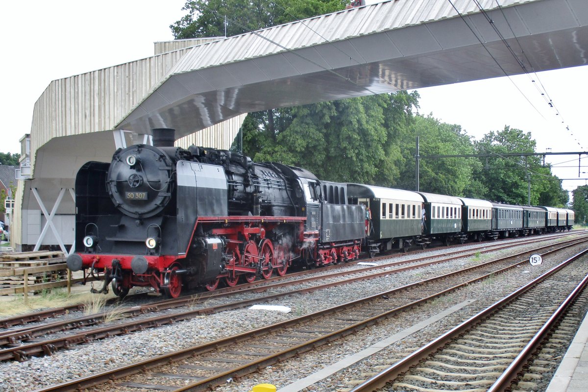 Der täglicher VSM-Dampfpendelzug mit 50 307 steht am 20 Juli 2017 in Dieren.