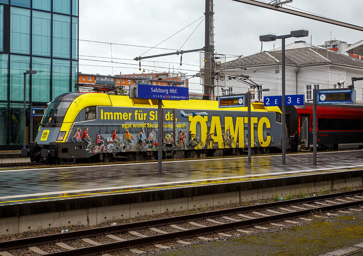 Der Taurus II ÖBB 1116 153 (A-ÖBB 91 81 1116 153-8), mit Werbung für den österreichische Automobil-, Motorrad- und Touringclub „ÖAMTC“ hat am 11.09.2022 mit einem ÖBB Railjet den Hauptbahnhof Salzburg erreicht.

Die Elektrische Universallokomotive vom Typ Siemens ES64U2  (Taurus II)  wurde 2003 von Siemens im TS Werk Linz unter der Fabriknummer 20874 gebaut und an die ÖBB (Österreichische Bundesbahnen) als 1116 153-6 geliefert. Sie hat die Zulassungen für Österreich und Deutschland.
