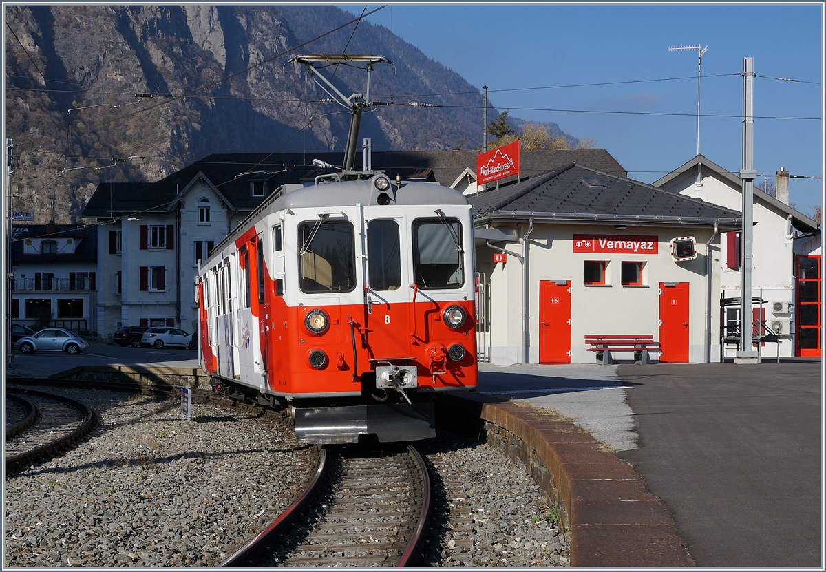 Der TMR / MC BDeh 4/4 N° 8 (TSI Nr: 90 85 838 0008-5) im Baustellenbedingten Pendel-Verkehr Vernayaz MC - Martigny - Vernayaz MC beim Aufenthalt in Vernayaz MC. Dieser Aufenthalt dauerte eine guten halbe Stunde, dann fuhr der Triebwagen die 4.8 Kilometer nach Martiny und kehrte nach einem kurzen Aufenthalt von dort wieder zurück.

Die drei ersten Triebwagen wurden als ABDeh 4/4 N° 4, N° 5 und N° 6 im Jahre 1957 ausgeliefert, die beiden ABDeh 4/4 N° 7 und N° 8 folgten 1964. Nach dem Wegfall der 1. Klasse bei der MC wurde sie 1980 in BDeh 4/4 umbezeichnet. 

18. Nov. 2018 