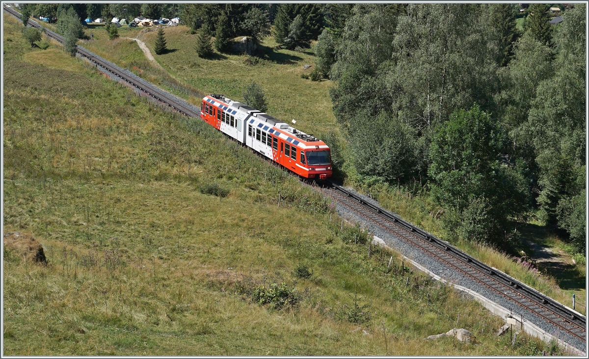 Der TMR BDeh 4/8 21 ist als SNCF TER von St-Gervais nach Vallorcine unterwegs und erreicht in wenigen Minuten sein Ziel. 

1. August 2022