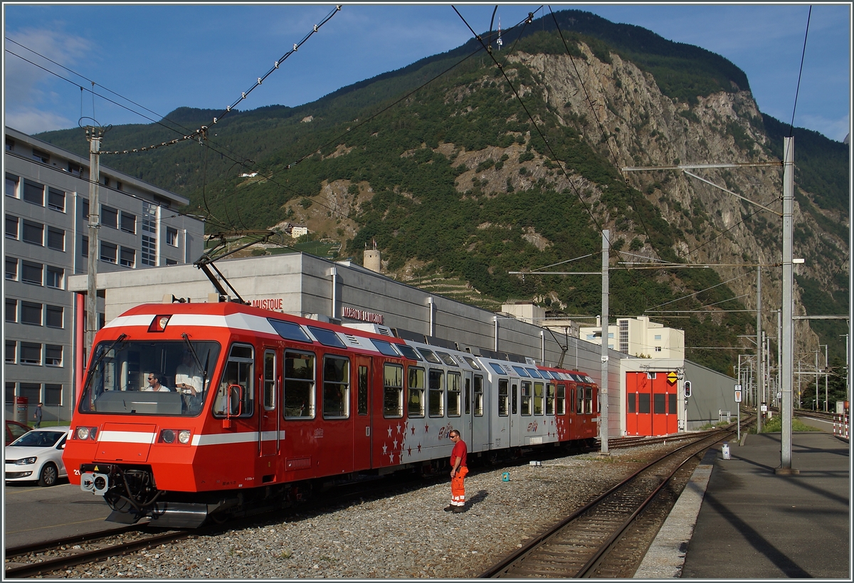 Der TMR (M-C) Beh 4/8 21 erreicht als Regionalzug 26245 Martigny ausnahmsweise auf dem zweiten Schmalspurgleis, da der Dienst für die Rückfahrt vom (hier nicht zu sehenden) 
Beh 4/8 22 übernommen wird.
28. August 2015