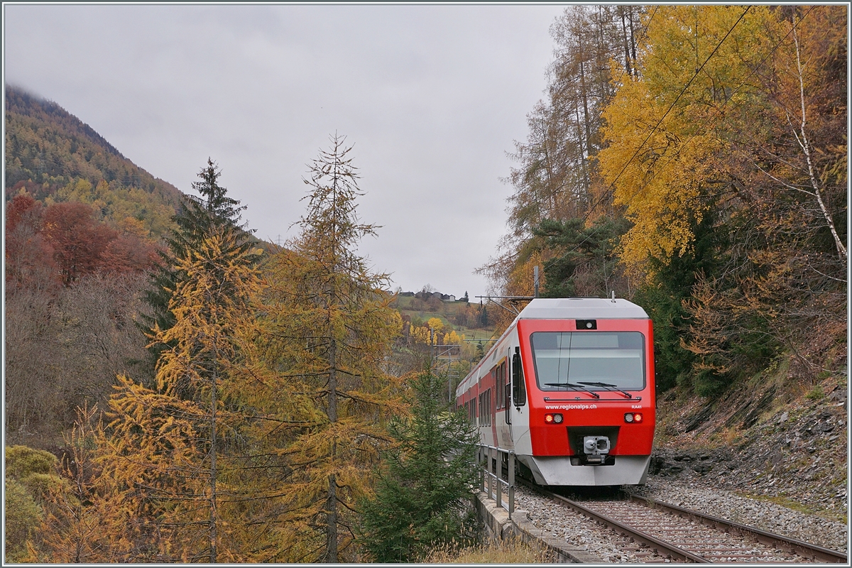 Der TMR RegionAlps RABe 525 041 (UIC 94 85 7525 041-0 CH-RA) ist von Sembracher nach Orsières unterwegs und fährt kurz nach Orsières durch einen bunten Herbstwald.

5. Nov 2020