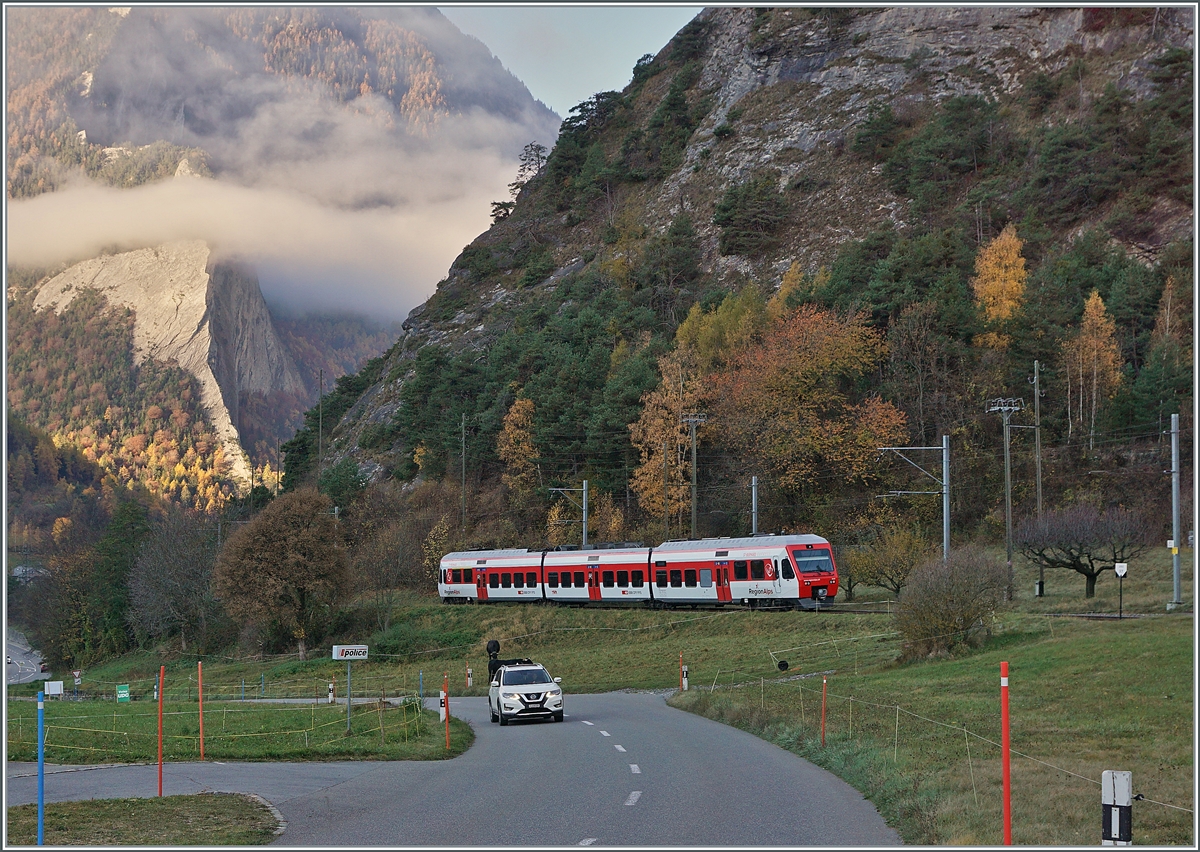 Der TMR RegionAlps RABe 525 038 ist von Le Châble nach Martingya kurz nach Etiez unterwegs. Noch liegt das Tal im Schatten, doch oberhalb von Sembrancher zieht der Nebel ab und es zeigt sich schon die Sonne am Berghang.

6. November 2020