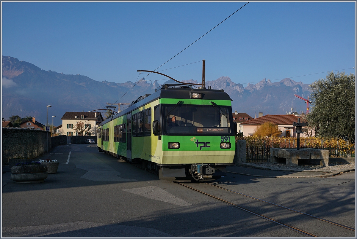 Der TPC Beh 4/8 N° 591 als Regionalzug 424 kurz nach der Haltestelle Aigle Place du Marché auf der Fahrt nach Les Diablerets.
18. Nov. 2018