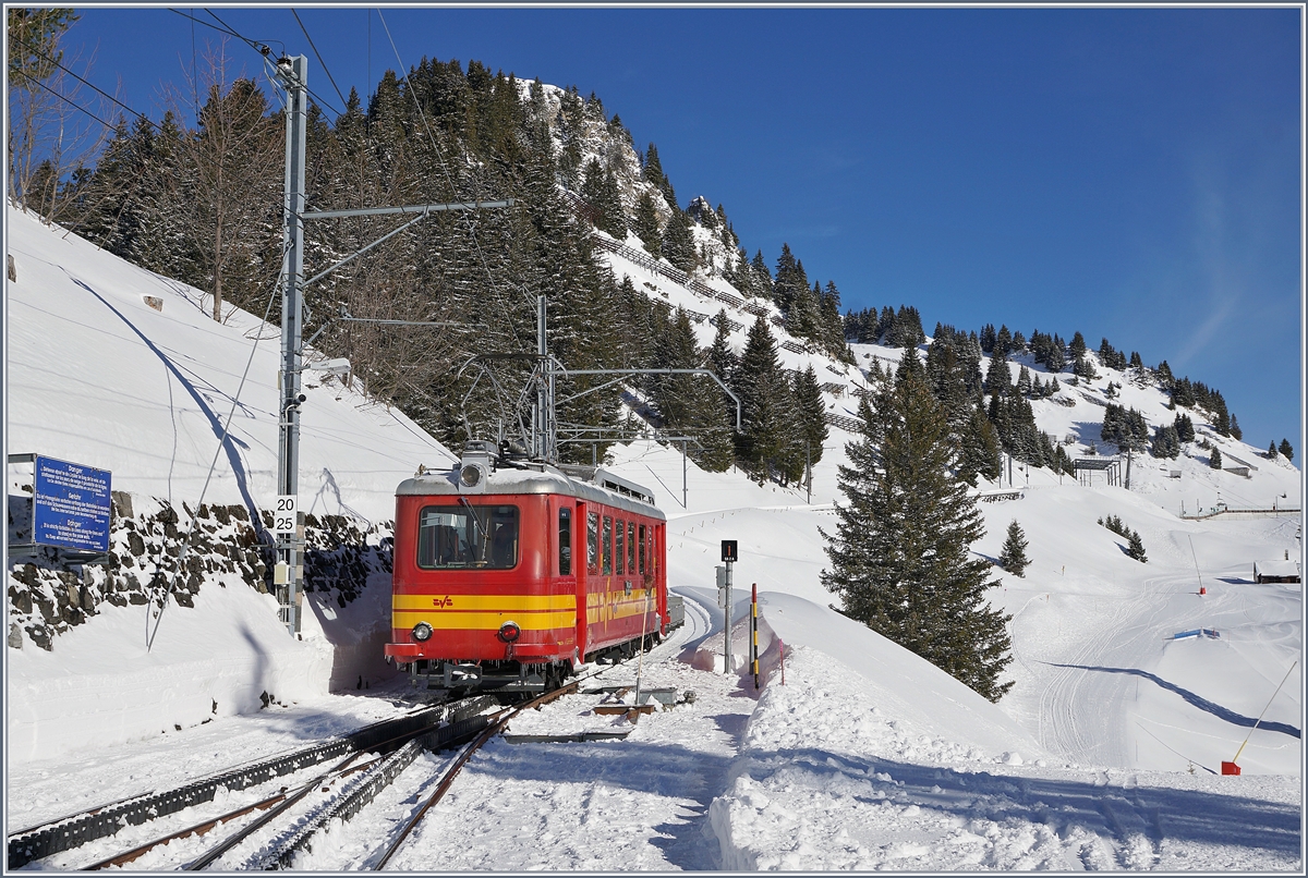 Der TPC BVB BDeh 2/4 25 auf dem Weg zum Col-de-Bretaye bei der Abfahrt in Bouquetins.

12. Mrz 2019