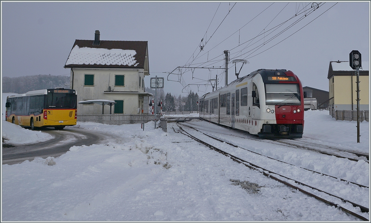 Der TPF SURF ABe 2/4 - B - Be 2/4 102 verlässt den kleinen Bahnhof von La Verrerie. Hier finden nicht nur Zugskreuzungen statt, sondern, wie links im Bild zu sehen, ist La Verrerie auch ein Umsteigepunkt für den Linienbusverkehr, wobei vor dem Post-Bus auch noch ein hier nicht zu sehender TPF Bus steht.

22. Dez. 2021