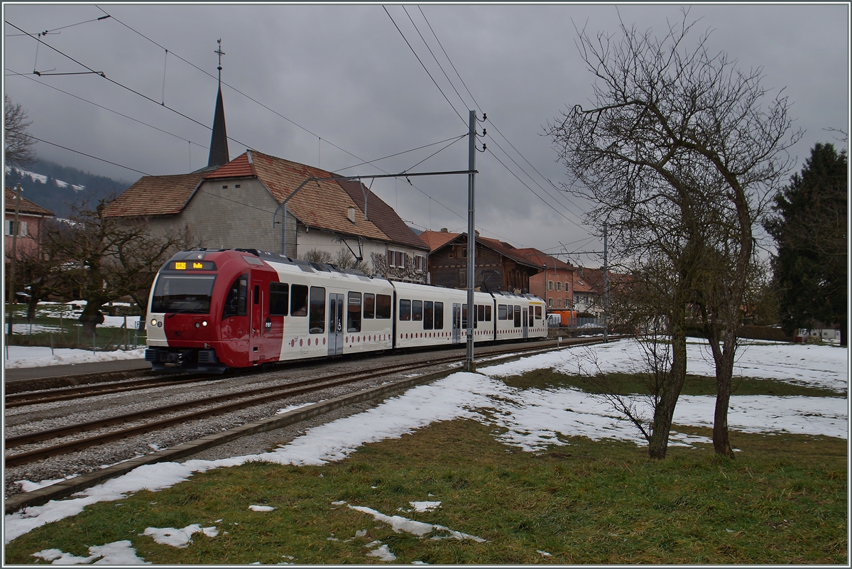 Der TPF SURF ABe2/4 + B + Be 2/4 101 als S 52 14904 beim Halt in Semsales.
29. Jan. 2016