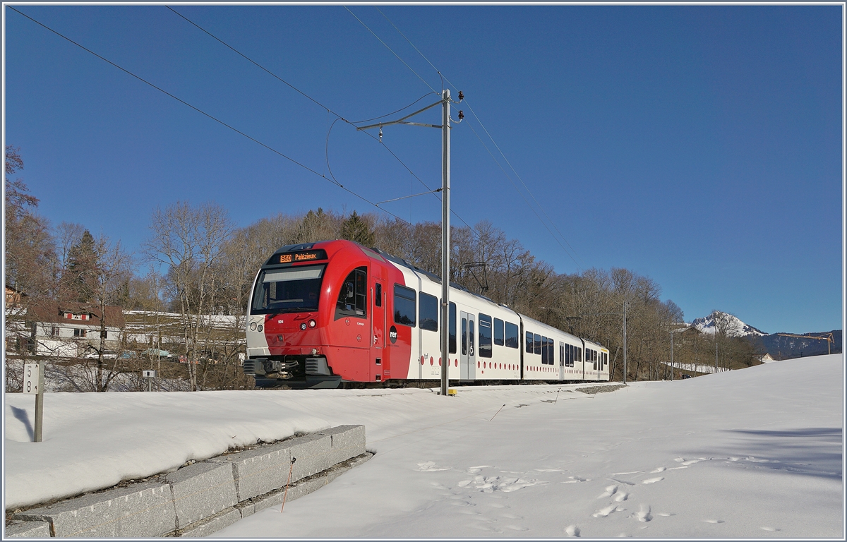 Der TPF SURF Be 4/4 105  L'armayi  mit Zwischenwagen und dem ABe 4/4 105 sind als S 50 kurz nach Châtel-St-Denis bei Kilometer 5.8 Richtung Palézieux unterwegs.


16. Feb. 2019 