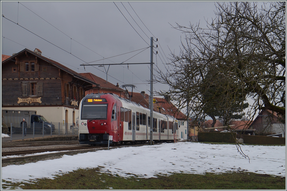 Der TPF SURF (Srie Unifie Romande pour Rseau Ferr mtrique) ABe 2/4 + B + Be 2/4 102 als S 50 14819 beim kurzen Halt in Semsales. 29. Jan. 2016