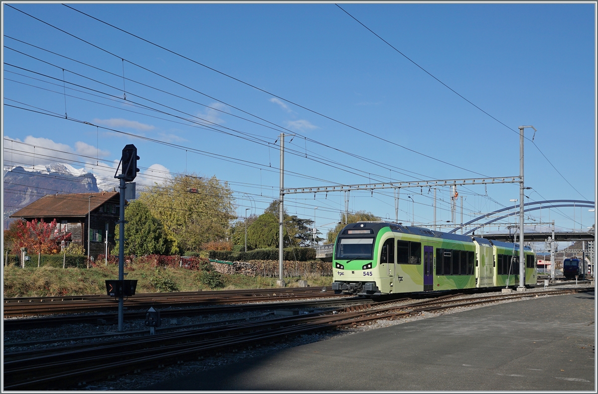 Der TPS AOMC/ASD Beh 2/6 545  La Dent jaune  ist kurz nach der Abfahrt in Aigle auf dem Weg nach Monthey.

5. November 2021