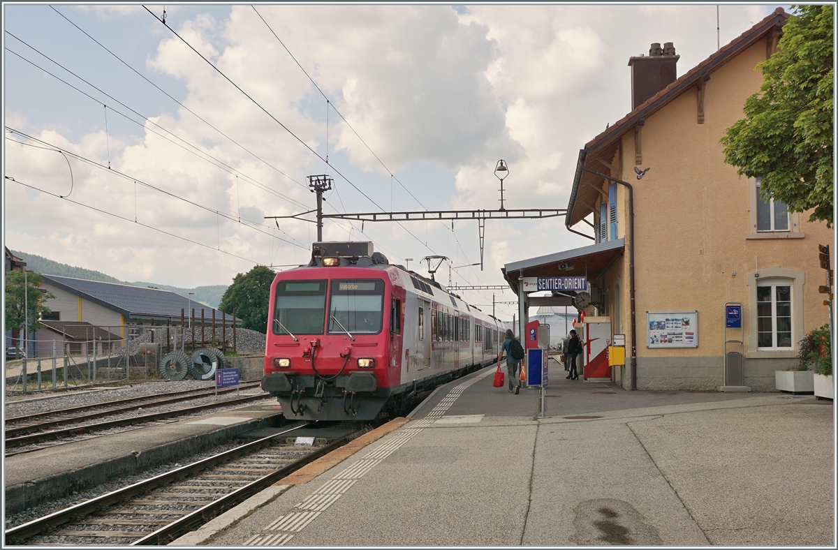 Der TRAVYS RBDe 560 384-0 (RBDe 560 DO TR 94 85 7560 384-0 CH-TVYS)  Lac de Brenet  hat als Regionalzug 6016 Sentier Orient erreicht und wird nach Vallorbe weiterfahren. 

16. Juni 2022