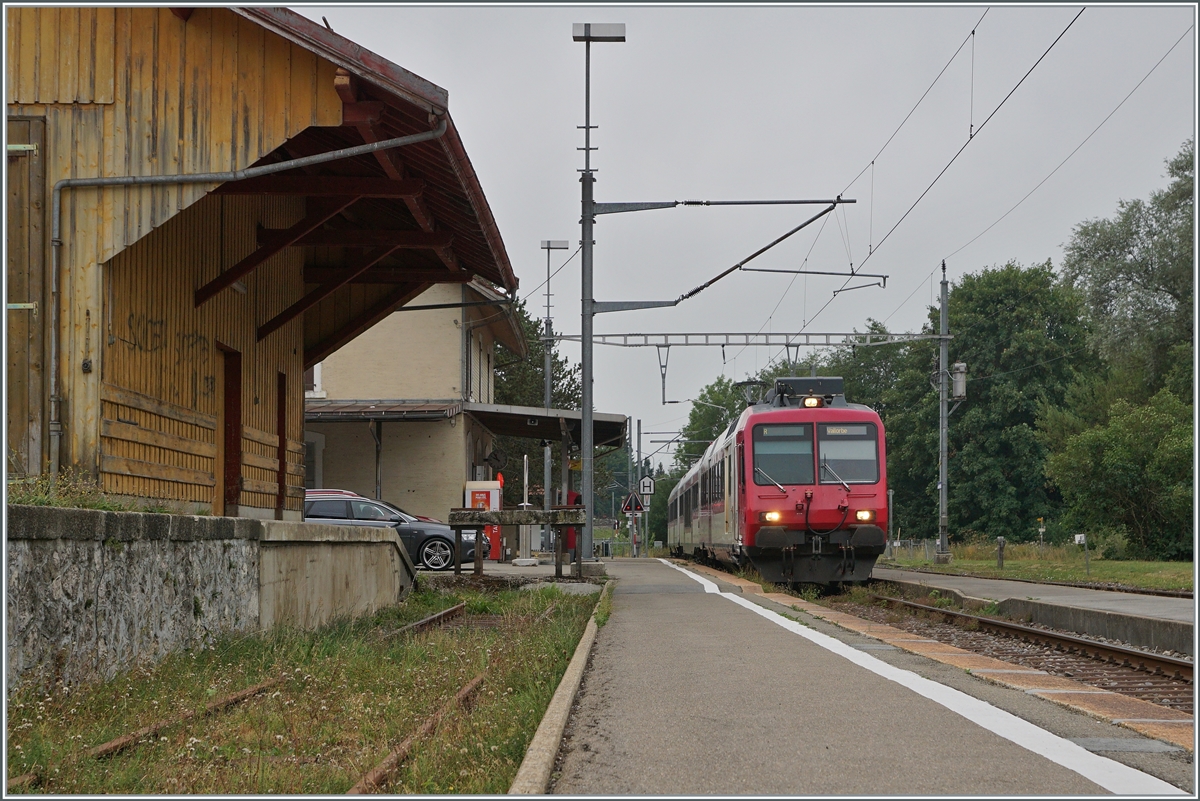 Der TRAVYS RBDe 560 384 (RBDe 560 DO TR 94 85 7 560 384-0 CH-TVYS)  Lac de Brenet  erreicht auf der Fahrt von Le Brassus nach Vallorbe den Bahnhof von Le Pont. Das Bild entstnad am letzten Betriebstag vor der Umstellung auf die Flirt-Flügelzüge. 

6. Aug. 2022 