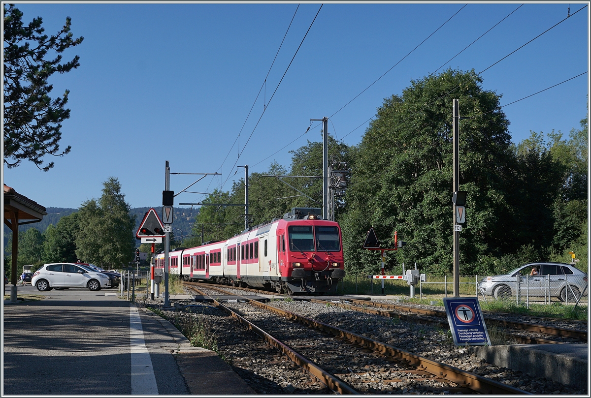 Der TRAVYS RBDe 560 385-7 (RBDe 560 DO TR 94 85 7560 385-7 CH-TVYS)  Lac de Joux  erreicht von Le Brassus kommend den Bahnhof Le Pont, wo die Kreuzung mit dem Gegenzug stattfindet. 

21. Juli 2022