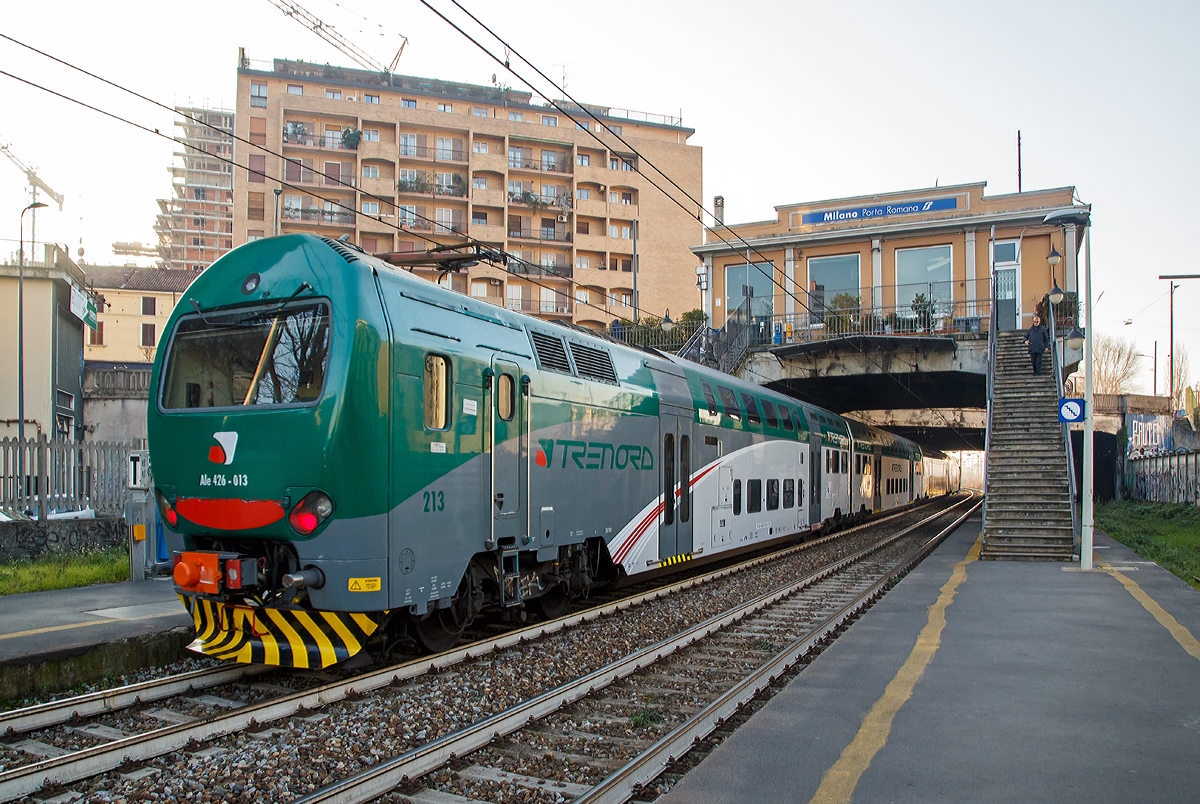 
Der Treno Alta Frequentazione Ale 426 - 013 / Ale 506 - 013 der Trenord verlässt am 28.12.2015 den Bahnhof Milano Porta Romana in Richtung Milano Romolo.

Der Treno Alta Frequentazione wurde, als  Doppelstock-Elektrotriebzug, für den Regionalverkehr konzipiert. Das Design der von dem Konsortium AnsaldoBreda, ABB Tecnomasio (Motore) und Firema (Bordsysteme und Steuerung) produzierten Züge stammt vom italienischen Designer Pininfarina, der zuvor mit dem  Design 500 ETR betraut war. Die aus vier miteinander verbundenen Wagen bestehenden Züge besitzen auf beiden Seiten 8 doppeltürige Schwenkschiebetüren. Ein Triebzug setzt sich zusammen aus dem Motorwagen Ale 426, zwei nicht angetriebene Zwischenwagen Le 736 und einem Motorwagen Ale 506.

Technische Daten:
Spurweite:  1.435 mm (Normalspur)
Achsformel:  Bo'2' + 2'2' + 2'2' + 2'Bo'
Zugzusammensetzung: ALe 426 + Le 736 + Le 736 + ALe 506
Länge über Puffer: 103.970 (25.895/26.090/26.090/25.895 mm)
Achsabstand im Motor-Drehgestell:  2.700 mm
Achsabstand im Lauf-Drehgestell:  2.550 mm
Drehzapfenabstände: Ale 18.590 mm / Le 19.500 mm
Breite: 2.828 mm
Höhe:  4.300 mm
Eigengewicht:  213 t ( 63 + 44 + 44 + 62 t)
Höchstgeschwindigkeit:  140 km/h
Stundenleistung:  3.640 kW
Dauerleistung: 2.500 kW
Anfahrzugkraft: 214 kN
Dauerzugkraft: 147 kN
Treibraddurchmesser:  1.100 mm
Laufraddurchmesser: 920
Stromsystem:  3 kV Gleichstrom
Sitzplätze:  429
