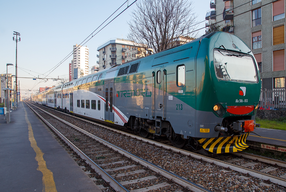 
Der Treno Alta Frequentazione Ale 426 - 013 / Ale 506 - 013 (94 83 4506 013-1 I-TI) der Trenord am 28.12.2015 beim Halt im Bahnhof Milano Porta Romana.

Der Treno Alta Frequentazione wurde, als Doppelstock-Elektrotriebzug, für den Regionalverkehr konzipiert. Das Design der von dem Konsortium AnsaldoBreda, ABB Tecnomasio (Motore) und Firema (Bordsysteme und Steuerung) produzierten Züge stammt vom italienischen Designer Pininfarina, der zuvor mit dem Design 500 ETR betraut war. Die aus vier miteinander verbundenen Wagen bestehenden Züge besitzen auf beiden Seiten 8 doppeltürige Schwenkschiebetüren. Ein Triebzug setzt sich zusammen aus dem Motorwagen Ale 426, zwei nicht angetriebene Zwischenwagen Le 736 und einem Motorwagen Ale 506.

Technische Daten:
Spurweite: 1.435 mm (Normalspur)
Achsformel: Bo'2' + 2'2' + 2'2' + 2'Bo'
Zugzusammensetzung: ALe 426 + Le 736 + Le 736 + ALe 506
Länge über Puffer: 103.970 (25.895/26.090/26.090/25.895 mm)
Achsabstand im Motor-Drehgestell: 2.700 mm
Achsabstand im Lauf-Drehgestell: 2.550 mm
Drehzapfenabstände: Ale 18.590 mm / Le 19.500 mm
Breite: 2.828 mm
Höhe: 4.300 mm
Eigengewicht: 213 t ( 63 + 44 + 44 + 62 t)
Höchstgeschwindigkeit: 140 km/h
Stundenleistung: 3.640 kW
Dauerleistung: 2.500 kW
Anfahrzugkraft: 214 kN
Dauerzugkraft: 147 kN
Treibraddurchmesser: 1.100 mm
Laufraddurchmesser: 920
Stromsystem: 3 kV Gleichstrom
Sitzplätze: 429 