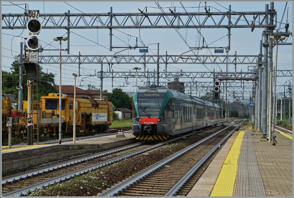 Der Trenord ATR 125.006 verlässt Monza Richtung Milano. 
22. Juni 2015