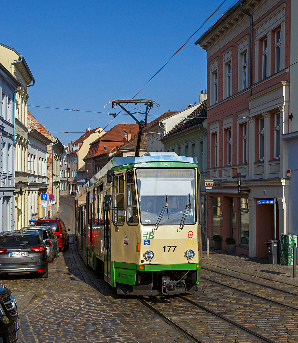 
Der Triebwagen 177 der VBBr (Verkehrsbetriebe Brandenburg an der Havel GmbH), ein sechsachsiger Einrichtungs-Kurzgelenktriebwagen vom Typ KTNF6 (modernisierter und verlängerter Tatra KT4D), am 19.09.2018, als Linie 6 zum Hauptbahnhof, hier in der Ritterstraße kurz vor der Jahrtausendbrücke.

Die Straßenbahn Brandenburg an der Havel verkehrt seit dem 1. April 1911 elektrisch in der Stadt Brandenburg an der Havel. Derzeit existieren drei Linien, das Netz ist meterspurig, Stromsystem 600 V DC und hat eine Streckenlänge von 17,65 Kilometern. Betreiberin ist die im städtischen Besitz befindliche Verkehrsbetriebe Brandenburg an der Havel GmbH.
