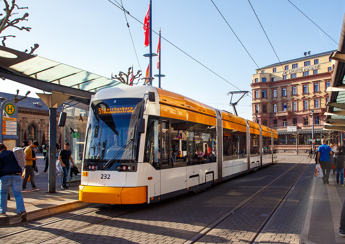 
Der Triebwagen 232 der Mainzer Verkehrsgesellschaft (MVG), als Linie 51 zum Lerchenberg, am 08.04.2018 vor dem Mainzer Hauptbahnhof. Der Triebwagen ist ein fünfteiliger Niederflur-Straßenbahn-Triebwagen in Multigelenk-Ausführung mit zwei schwebenden Mittelteilen (Zwei Wagenteile (Sänften), vom Typ Stadler Variobahn.

Die ursprüngliche Entwicklung der Variobahn (auch Variotram) geht auf ABB Henschel zurück, die 1996 in Adtranz aufging und 2001 mit Bombardier Transportation fusionierte. 
Im Jahr 2000 sollte das moderne Montagewerk in Pankow nach nur vier Jahren Betriebszeit geschlossen werden. Um den Standort und das vorhandene Know-how zu erhalten, wurde ein Joint Venture zwischen Adtranz und Stadler gegründet, welches im Rahmen der Übernahme von Adtranz durch Bombardier 2001 wieder aufgelöst wurde. Stadler Rail übernahm das Werk zu 100 %. Mit dieser Übernahme wurden einige Lizenzvereinbarungen getroffen. Diese betrafen auch die Variobahn.

Seit 2001 wird die Variobahn von der Stadler Pankow GmbH konstruiert, entwickelt und gebaut. Die Vermarktung des erfolgreichen Straßenbahn-Fahrzeugtyps liegt allein bei Stadler. Der Erfolg der Variobahn stellte sich 2005 ein. Die ersten Aufträge aus den Städten Bochum, Nürnberg und München füllten die Auftragsbücher. Graz, Mainz und Potsdam folgten.

Die Mainzer Verkehrsgesellschaft mbH hatte im Juli 2009 und im April 2014 für den Betrieb im Stadtgebiet von Mainz insgesamt 19 Straßenbahnen des Typs Variobahn bestellt. Die ersten Fahrzeuge werden seit Dezember 2011 im Fahrgastbetrieb eingesetzt.
Die Variobahnen für Mainz verfügen über einen Niederfluranteil von 100% mit einem Fußbodenniveau von 350 mm über SOK. Durch die Wagenbreite von 2,30 Meter wirkt der helle Fahrgastbereich großzügig. Die Spurweite der Einrichtungsfahrzeuge beträgt 1.000 Millimeter. Die Variobahn ist eine moderne und modular aufgebaute Straßenbahn mit klaren Schnittstellen und einem hohen Maß an Flexibilität bezüglich der Länge, der Breite, der Spurweite sowie der Fahrdrahtspannung. Der Antrieb erfolgt getriebelos mittels wassergekühlten Radnaben-Asynchronmotoren.

TECHNISCHE DATEN:
Hersteller: Stadler Pankow GmbH
Baujahre: 2011 bis 2012 die Tw  217 bis 225 (1.Lieferserie); 2015 bis 2016 die Tw 227 bis 236 (2. Lieferserie)
Fahrzeuganzahl: 19
Spurweite: 1.000 mm (Meterspur)
Achsformel: Bo'+2'+Bo' (Wobei keine durchgängige Achsen vorhanden sind)
Eigengewicht: 38.400 kg
Fahrzeuglänge: 30.068 mm
Fahrzeugbreite: 2.300 mm
Höhe (über Dachgeräten): 3.400 mm
Einstiegshöhe: 300 mm
Fußbodenhöhe (100 % NF): 350 mm
Außentüren: 4
Raddurchmesser:  650 (neu) / 570 mm (abgenutzt)
Trieb- /Laufräder: 8 / 4
Fahrdrahtspannung: 600 V DC
Leistung:  8 × 45 kW = 360 KW
Max. Geschwindigkeit: 70 km/h
Sitzplätze :73 (inkl. Klappsitze)
Stehplätze (4 Pers./m²):  112
Min. Kurvenradius 17 m
