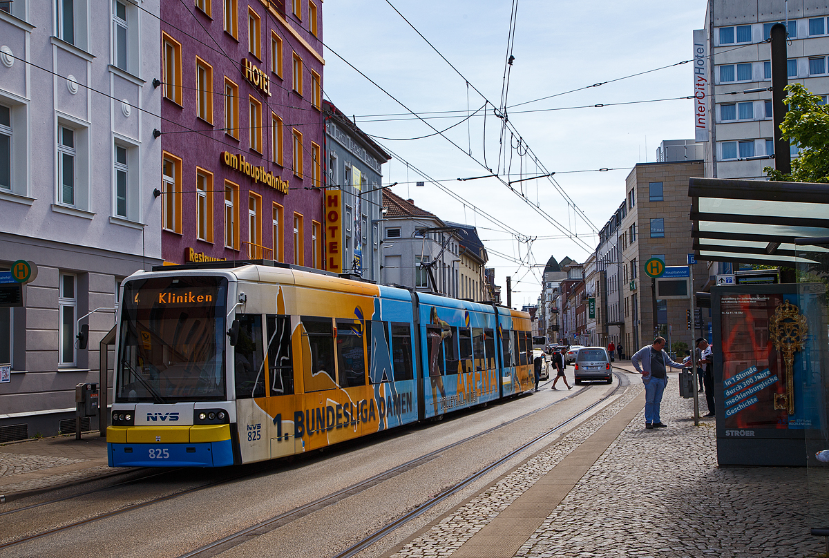 Der Triebwagen 825 der NVS (Nahverkehr Schwerin GmbH) hat am 16.05.2022, als Linie 4 von Neu Pampow nach Kliniken, die Station Hauptbahnhof erreicht.

Der Triebwagen ist ein dreiteiliger Niederflur-Gelenktriebwagen des Typs SN 2001 aus der Flexity Classic-Baureihe von Bombardier. Von diesen Wagen wurden 30 Stck in den Jahren 2001 bis 2003 von Bombardier Transportation im Werk Bautzen fr die NVS gebaut, wobei der Elektrischer Teil von der Kiepe Elektrik GmbH aus Dsseldorf stammt. Dieser TW 825 wurde 2003 unter der Fabriknummer 846/025 gebaut.

Bei den Niederflur-Gelenktriebwagen des Typs SN 2001 handelt es sich um eine Weiterentwicklung der fr Kassel und Essen gebauten Wagen, die alle der BOMBARDIER FLEXITY CLASSIC Familie (ursprnglich DWA-LF 2000) angehren. Sie sind in Stahlleichtbauweise gefertigt. Die dreiteiligen Triebwagen bestehen jeweils aus einen Mittelwagen mit 2 Laufdrehgestellen und zwei Endwagen die jeweils auf einem Triebdrehgestell ruhen, die andere Seite sttzt sich auf dem Mittelwagen ab. Besonders erwhnenswert ist, dass das Schweriner Fahrzeug eines der ersten Fahrzeuge mit einer optimierten Seitenwandfertigung ist. So konnte trotz vieler Manahmen zur Komforterhhung das Fahrzeug-Eigengewicht je Sitzplatz gegenber den Tatra-Triebwagen um ber 21 % gesenkt werden.

Die linke Seitenwand eines mittleren Wagenteiles. Durch neue computergesttzte Schweiverfahren wurde die Vorfertigung ganzer Seitenwnde mglich. Das verkrzt die Fertigungszeiten, bringt eine deutliche Gewichtseinsparung und ermglicht die Verwendung von hochwertigen korrosionstrgen Blechen. 

Technische Daten der SN2001:
Hersteller Wagenbaulicher Teil: Bombardier Transportation, Werk Bautzen (ex DWA Bautzen)
Hersteller Elektrischer Teil: Kiepe Elektrik GmbH, Dsseldorf
Bauart: Einrichtungswagen, 3teilig
Spurweite: 1.435 mm (Normalspur)
Anzahl Achsen: 8 in 4 Drehgestellen
Achsfolge: Bo'+2'2'+Bo'
Lnge: 29.700 mm
Breite: 2.650 mm
Hhe: 3.459 mm
Drehzapfabstnde: 7.990 mm / 5.800 mm /7.990 mm
Achsabstand in den Drehgestellen: 1.800 mm
Raddurchmesser: 600 mm (neu) / 520 mm (abgenutzt)
Leergewicht: 38.500 kg
Sitzpltze: 84+2 (nach Erweiterung Rollstuhlflche: 80+4)
Stehpltze bei 4 Pers./m): 115 
Motoren: 4 Stck luftgekhlte (eigenbelftet) Drehstrom-Asynchronmotor vom Typ MLU3443K/4 (von koda, Pilsen)
Getriebebersetzung: 6,8095 : 1
Motorleistung: 4 x 125 kW
Nennspannung: 750 Volt DC Oberleitung
Hchstgeschwindigkeit: 70 km/h
Betriebsbremse, elektrisch: generatorisch
Feststellbremse: Scheibenbremse
Magnet-Schienenbremse: 8 x 66 kN
Primrfederung: Gummi/Metall
Sekundrfederung: hydropneumatisch
Einstiegshhe ber SO: 300 mm
Niederflurbereich: 70 %
Anzahl der Tren: 3 Doppeltren ( 1.300 mm) und 2 Einzeltren

Die Straenbahn Schwerin ist der wichtigste Trger des ffentlichen Nahverkehrs in Schwerin. Das Schweriner Straenbahnnetz umfasst heute eine Streckenlnge von 21 Kilometern, auf denen vier Linien verkehren. Vorluferin der heutigen Straenbahn war eine Pferdebahn, die im Jahr 1881 erffnet und im Jahr 1885 wieder eingestellt wurde. Die Straenbahn wird von der Nahverkehr Schwerin GmbH betrieben.