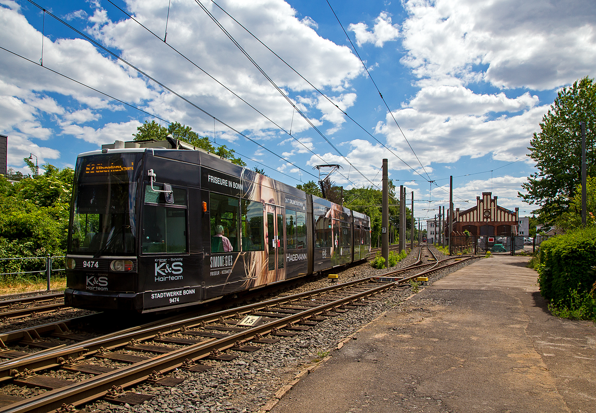 
Der Triebwagen 9474 der SWB (Stadtwerke Bonn Verkehrs GmbH) fährt am 30.05.2020 von Bonn-Beuel Bahnhof, als Linie 62 weiter nach Oberkassel. Der Zweirichtungs- Niederflur-Gelenktriebwagen ist ein 1993 gebauter DUEWAG-Niederflurwagen vom Typ MGT6D der Bauart NGT6 (6xGlNfTwZR), von der SWB als Typ R1.1 bezeichnet.

Da sich die Strecken nach Dottendorf und Graurheindorf (Auerberg) schlecht für eine Umstellung auf Stadtbahnbetrieb eignen, verfolgten die SWB die Entwicklung der Niederflurtechnik mit großem Interesse. Neben Düsseldorf und Mannheim erhielt man 1991 einen der Prototypen der vom VÖV konzipierten Niederflur-Stadtbahn 2000. Insbesondere die ehrgeizige Technik mit selbstlenkenden Einzelrad-Einzelfahrwerken (EEF) konnte nicht überzeugen. 

Stattdessen wurden 1994 insgesamt 24 Siemens/Düwag R1.1 (NGT6)-Niederflurstraßenbahnwagen mit konventionellen Antriebsdrehgestellen und Einachslaufwerken im Mittelteil beschafft, die seither alle Straßenbahnlinien bedienen. Die Straßenbahnwagen wurden wie bei den meisten Stadtbahnwagen mit neuen orangen LED-Anzeigetafeln und Kundeninformationssystemen ausgestattet, so dass nun auch im Fahrzeuginneren die Ankunft an den nächsten Stationen sowie an der Endhaltestelle ablesbar ist. 

Bis heute haben die R1.1 Triebwagen keine Nachfolger. Da sie sich nach reichlich 20 Jahren Einsatzzeit aber bereits in einem verbrauchten Zustand befinden der die Triebwagen zudem sehr wartungsintensiv macht, sollte in nicht allzu ferner Zukunft mit Ersatz für diese Serie gerechnet werden.

TECHNISCHE DATEN:
Spurweite: 1.435 mm
Bauart: 6xGlNfTwZR
Achsfolge: Bo'+1'1'+Bo'
Gesamtlänge: 28.570 mm  
Wagenkastenbreite : 2.400 mm
Niederfluranteil: ca. 65 %
Sitzplätze: 72
Stehplätze: 97(4 Pers/m²)
Netzspannung:  750 V DC Oberleitung
Leistung: 4 x 105 kW
Höchstgeschwindigkeit: 70 km/h