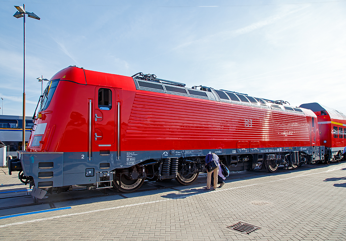 Der tschechische Hersteller koda prsentierte auf der InnoTrans 2018 in Berlin (hier 18.09.2018) mit der DB Regio Bayern 102 006 (91 80 6102 006-4 D-DB) seine neue „Emil Ztopek Lokomotive“ koda 109 E3 mit den neuen Doppelstockwendezgen fr den Mnchen-Nrnberg-Express.

Die sechs von der DB Regio Bayern bestellten Lokomotiven sind fr den Mnchen-Nrnberg-Express vorgesehen, wo sie zusammen mit, auch von koda, neugebauten Doppelstockwendezgen (Push-Pull-Einheiten) zum Einsatz kommen sollen. 

Der Loktyp hat  die DB-Baureihenbezeichnung 102. Im Gegensatz zu den Schwesterbaureihen bestellte die DB keine Mehrsystemversion, sondern nur Lokomotiven fr den in Deutschland blichen 15 kV Wechselstrom. Die Baureihe 102 soll mit den koda-Doppelstockwendezgen mit jeweils sechs Wagen den schnellen Regionalverkehr (den Mnchen-Nrnberg-Express) mit einer Hchstgeschwindigkeit von 189 km/h auf der Schnellfahrstrecke Nrnberg–Ingolstadt–Mnchen bestreiten. 

Die Einheit ist fr eine Hchstgeschwindigkeit von 200 km/h konzipiert und wird aber mit einer Geschwindigkeit von maximal 189 km/h betrieben, da ber 189 km/h andere Sicherheitsanforderungen gelten und das ganze enorm treuer machen wrde.

Die Einheiten sind mit einer speziellen druckdichten Wagenhlle ausgestattet, die einen Begegnungsverkehr mit bis zu 300 km/h (fr den entgegenkommen Zug = Begegnungsgeschwindigkeit bis zu 500 Km/h)  in Tunneln erlaubt.

TECHNISCHE DATEN:
Hersteller: koda Transportation a.s., Pilsen (Plzeň)
Gebaute Anzahl (z.Zt.): 6
Spurweite: 1.435 mm (Normalspur)
Achsanordnung: Bo`Bo` 
Lnge (ber Puffer): 18.000 mm 
Hhe:  4.275 mm 
Breite: 2.950 mm
Drehzapfenabstand: 	8.700 mm
Achsanstand im Drehgestell: 2.500 mm
Treibraddurchmesser: 	1.250 mm (neu) 1.170 mm (abgenutzt)
Hchstgeschwindigkeit: 200 km/h 
Dienstgewicht: 88 t 
Nennleistung: 6.400 kW 
Anfahrzugkraft: max. 275 kN 
Dauerzugkraft: 220 kN 
Antrieb:  Hohlwellenantrieb mit Drehstromasynchronmotoren
Anzahl der Fahrmotoren:  4
Kleinster bef. Halbmesser: 	90 m
Stromsystem: 15 kV/16 2/3Hz AC
Strombertragung:  Oberleitung
Bremse: elektrische Widerstandsbremse, Dauerleistung 4.700 kW und elektrische Netzbremse, Dauerleistung 6.963 kW
Zugbeeinflussung: ETCS,  PZB, LZB
