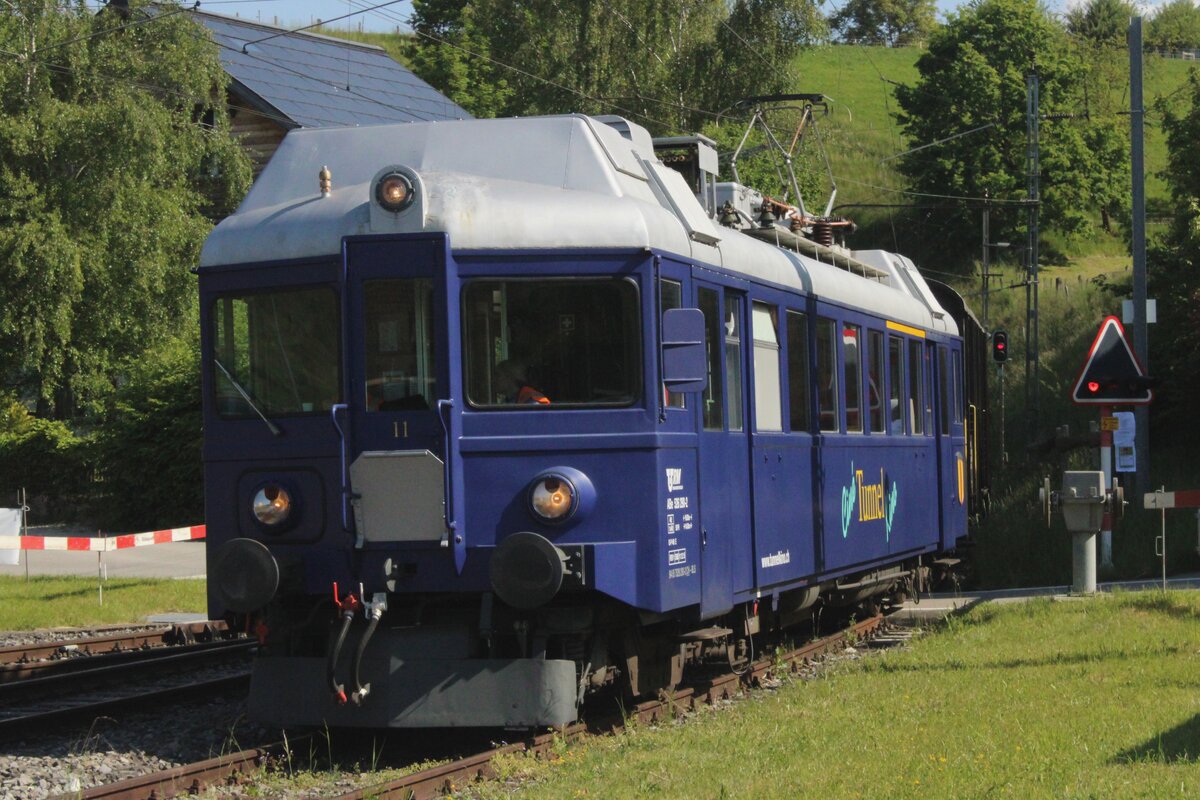 Der Tunnelkino 526 290 (ex-RM) kehrt zur�ck in S�miswald-Gr�nen und wird am 18 Mai 2025 vom offenbarer Pfad fotografiert.