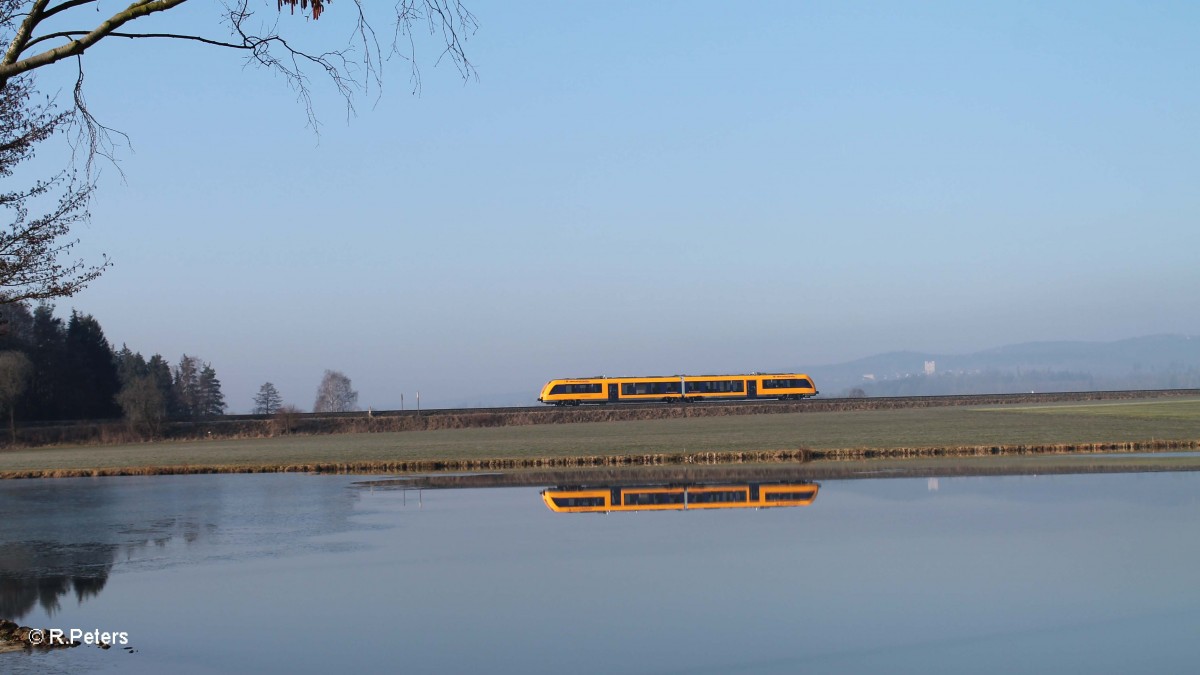 Der Unbekannte Oberpfalzbahn Lint41 kommt als OPB79717 Marktredwitz - Regensburg bei Oberteich wieder zurck. 18.03.16