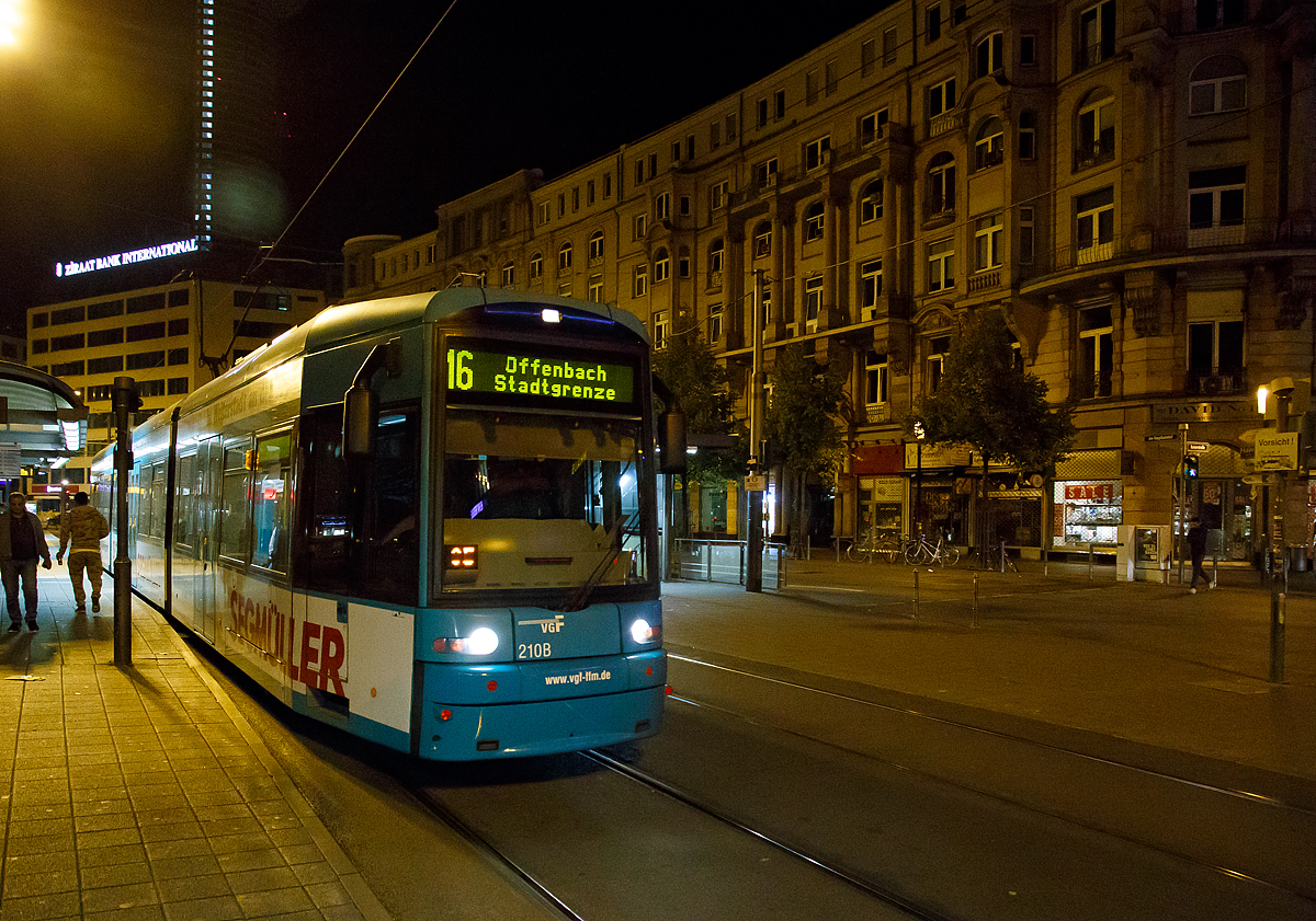 Der VGF S-Wagen 210 ein Bombardier Flexity Classic NGT8-S der Verkehrsgesellschaft Frankfurt am Main mbH verlässt als Linie 16 am 18.06.2018 (0:35 Uhr) die Haltestelle Frankfurt am Main Hauptbahnhof in Richtung Offenbach.