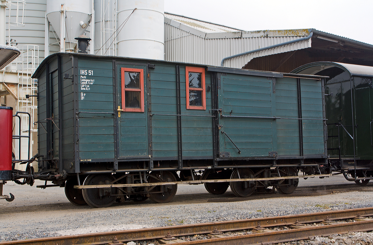 Der vierachsige 1.000 mm Schmalspur Drehgestell-Gep�ckwagen der IHS 51 der Interessengemeinschaft Historischer Schienenverkehr e. V. (Selfkantbahn) am 31.03.2013 im Bf Gillrath.

Der vierachsige Packwagen der Gattung Pw4i wurde 1901 von dem Stahlbahnwerke Freudenstein & Co. Akt.-Ges. in Berlin-Tempelhof f�r die Sylter Inselbahn, als Gep�ck- und Postwagen PwPost4i 51gebaut, wo er bis 1970 war. Die Sylter Inselbahn, im Volksmund auch Rasende Emma genannt, war eine Schmalspurbahn mit 1.000 mm Spurweite, die zwischen 1888 und 1970 auf der nordfriesischen Insel Sylt in Betrieb war. Seit 1973 ist er bei der Selfkantbahn.

TECHNISCHE DATEN:
Spurweite: 1.000 mm (Meterspur)
Achsanzahl: 4
Gattung: Pw4i
Baujahr: 1901
L�nge �ber Puffer: 7.100 mm
Breite 2.640 mm
H�he 2.930 mm
Drehzapfenabstand: 3.400 mm
Achsabstand im Drehgestell: 1.300 mm
Gewicht: 6.200 kg
Ladegewicht: 4,0 t
Ladefl�che: 7,0 m�
Heizung: Ofen, zus�tzlich Dampfleitung f�r Zugheizung
Bremse: K-P / Handspindel im Packabteil

