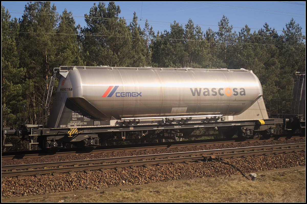 Der vierachsige Drehgestell-Staubgutwagen des Einstellers Wascosa, Luzern ist f�r die CEMEX SA im Einsatz. Der Wagen der Gattung Uacns war mit weiteren Wagen in einem Zug eingereiht der am 06.04.2018 durch die Berliner Wuhlheide fuhr (37 TEN RIV 80 D-WASCO 9326 038-8 Uacns).
