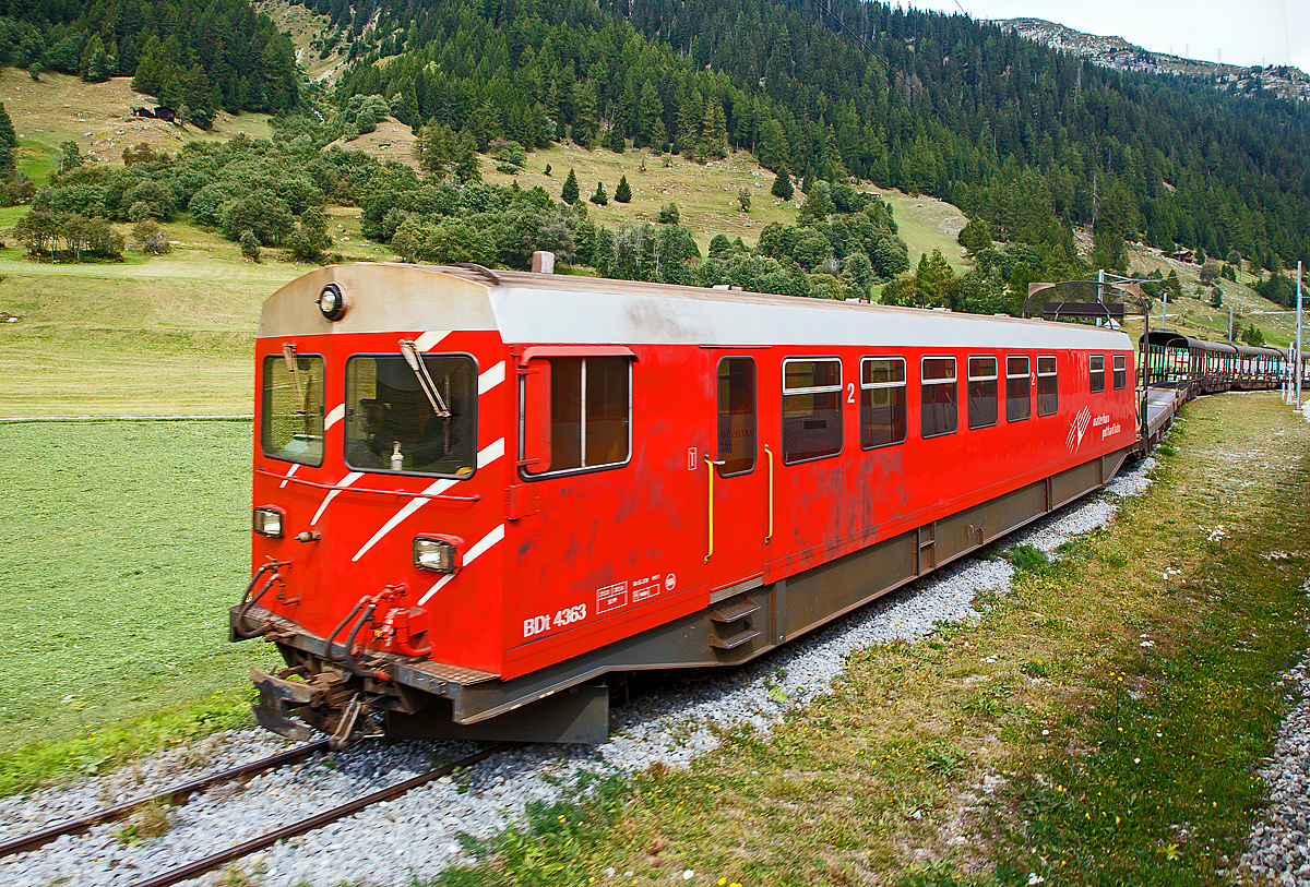 Der vierachsige Steuerwagen 2. Klasse mit Gepckabteil MGB BDt 4363 Furkabasistunnel der Matterhorn-Gotthard Bahn, ex FO BDt 4363 Furka-Oberalp Bahn), der Serie BDt 4361 bis 4863 fr die Autotransportzge durch den Furka-Basistunnel abgestellt am 07.09.2021 mit einem Autotransportzug beim Bahnhof Oberwald (1.365 m . M). Diese Wagen wurden aufgebaut auf Autowagen-Untergestelle.

Fr die ROLLENDE STRASSE durch den Furka-Basistunnel beschaffte die Furka-Oberalp Bahn 1980 zwei komplette Zugkompositionen jeweils bestehend aus einer Zuglok Ge 4/4 III 81 oder 82, 2 Rampenwagen, 6 Transportwagen (Verladewagen) und 1 Steuerwagen. Seit der Wintersaison 1982 verkehren diese Zge mit hoher Auslastung. Die Gesamtlnge des Zuges betrgt 201 Meter. Um auch Busse und LKW durch den Tunnel transportieren zu knnen, wurde das entsprechende Wagenprofil der Vollspur von SBB bzw. BLS gewhlt. Die maximale, nutzbare Hhe betrgt 4,50 Meter und die Breite 2,70 Meter.

TECHNISCHE DATEN:
Vierachsiger Steuerwagen 2. Klasse mit Gepckabteil
FO, Serie BDt 4361 - 4363
Anzahl:  3
Baujahr:  1980 und 1984
Hersteller:  SWS Schieren
Gewicht:  24,4 t
Ladegewicht:  6,6 t
Sitzpltze:  47
Stehpltze:  66
Breite des Wagenkastens:  2.760 mm
Hchstgeschwindigkeit:  90 km/h
Bremsen  Oe, La, mFB, VL