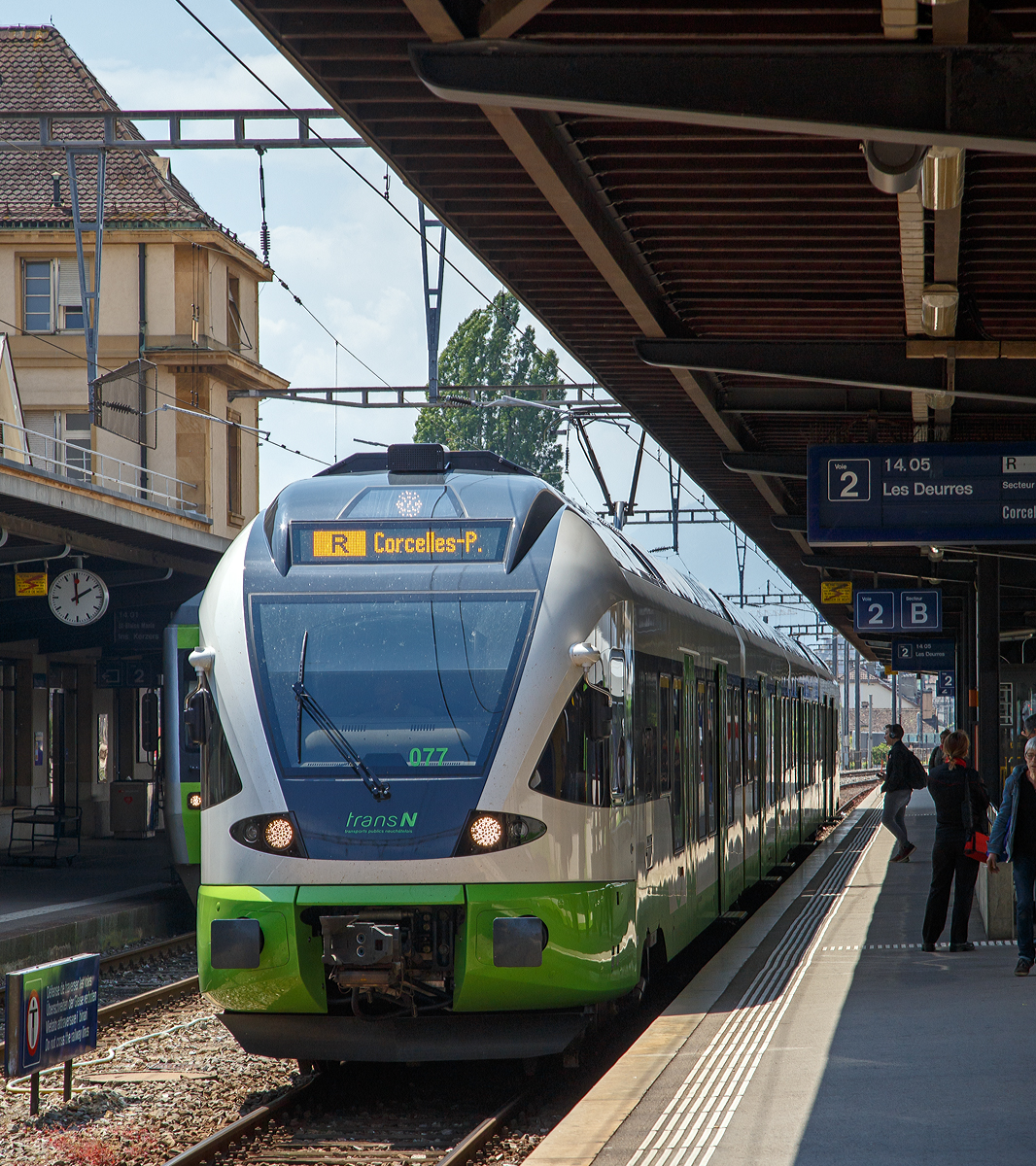 
Der vierteilige Flirt RABe 523 077 (RABe 94 85 0 523 077-1 CH-TRN) der transN (Transports Publics Neuchâtelois, ex TRN und TN) am 18.05.2018 als RB nach Corcelles-Peseux beim Halt im Bahnhof Neuchâtel (Neuenburg).

Die vierteiligen Stadler FLIRT 074 bis 077 der transN werden als RABe 523 (RABe 94 85 0 523 0xx-x CH-TRN) geführt und nicht als RABe 527. Die amtliche Initialen und international gültige Fahrzeughalterkennzeichen lauten TRN (weil maximal fünf Buchstaben möglich sind).