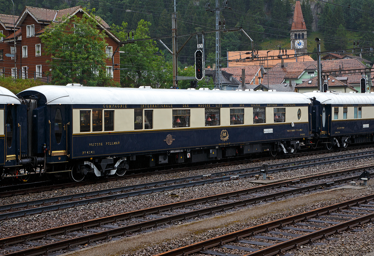 
Der VSOE Pullman Speisewagen  N 4141(F- VSOE 61 87 09-70 141-0) im Zugverbund vom Venice Simplon-Orient-Express am 02.08.2019 beim Halt in Gschenen (CH), leider bei Regen

Der Pullman-Speisewagen N 4141 wurde 1929 als erstklassiger Pullman Wagen von Entreprises industrielles des Charentes (EIC, heute zu Alstom gehrend) in Aytr (F) gebaut und von Ren Lalique im  Cte d'Azur  -Stil dekoriert. In die Mahagoniseiten des Wagens montierte er Glasscheiben mit Darstellungen von   Bacchanalian-Mdchen   Das blaue undurchsichtige Glas zeigt verschiedene klassische Figuren, in denen Trauben mit einem passenden Fries aus kleineren Paneelen aufbewahrt werden. Lalique war auch fr das Design einiger Pullman-Sthle und fr die  Tulip  -Lichtblenden im gesamten Zug verantwortlich. Der Wagen fuhr in die Cte d  Azur Pullman Express und wechselte 1933 zum Sd Express fuhr zwischen Paris nach Irun an der spanischen Grenze. Von 1935 bis zum Beginn des Krieges, lief er im L'Oiseau Bleu (Blaue Vogel), ein Schnellzug zwischen Paris und Amsterdam. Ab 1947 war er dann stndig im Flche d’Or eingereiht und befrderte die Passagiere des Golden Arrow (London-Dover) von Calais weiter nach Paris.

Der Wagen wurde 1971 bei der CIWL Werkstatt in Villeneuve-Saint-Georges (bei Paris) abgestellt. 1981 wurde er von der VSOE Ltd von dem trostlosen Abstellgleis gerettet und restauriert. Der Wagen ist zudem mit einer Champagner-Bar ausgestattet.

Technik
Mit der Einfhrung der Ganzstahlwagen ging die CIWL dazu ber, von Ausnahmen abgesehen alle Fahrzeuge auf einem einheitlichen Rahmen mit 23.452 mm Lnge ber Puffer und einem Drehzapfenabstand von 16.000 mm aufzubauen. Die Fahrzeugbreite betrgt 2.850 mm, die Hhe ber Schienenoberkante 4.000 mm. Als Drehgestelle erhielten die Wagen ursprnglich Schwanenhals-Drehgestelle mit Rollenlagern, auch als Pennsylvania-Drehgestelle bezeichnet. Ursprnglich waren die Wagen lediglich fr 130 km/h zugelassen, spter nach auf 140 km/h angehoben. 

1977 begann die von James B. Sherwood geleitete Sea Containers Ltd. historische Wagen der CIWL und der British Pullman Company zu erwerben und aufwndig zu restaurieren. Die Wagen wurden dafr berholt und technisch modernisiert, unter anderem mit Klimaanlagen. Zwischen 2003 und 2006 wurden die Wagen nochmals modernisiert und erhielten unter anderem moderne Drehgestelle von Bombardier sowie neue Klimaanlagen. Seitdem sind die Wagen nun fr 160 km/h zugelassen. 