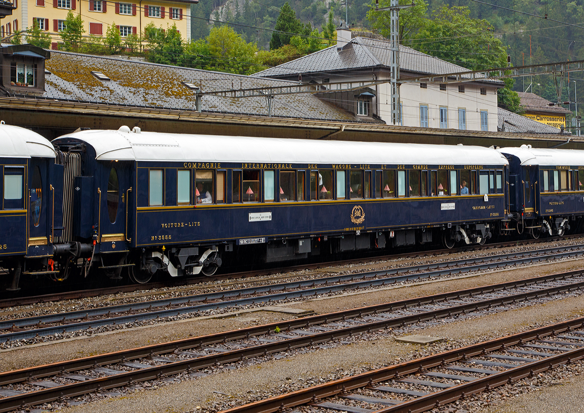 
Der VSOE Schlafwagen Nr. 3555 – VSOE Sleeping-Car N° 3555 (F- VSOE 61 87 06-70 555-4) im Zugverbund vom Venice Simplon-Orient-Express am 02.08.2019 beim Halt in Göschenen (CH), leider bei Regen.

Der Schlafwagen, ein CIWL Typ Lx wurde 1929 von Entreprises industrielles des Charentes (EIC, heute zu Alstom gehörend) in Aytré (F) gebaut. 

1929 beschaffte die Compagnie Internationale des Wagons-Lits et des Grands Express Européens (CIWL) insgesamt 90 Wagen des neuen Typs Lx (Voiture-Lits de grand luxe). Geliefert wurden die ersten 30 Exemplare von Metropolitan Cammell in Birmingham (GB), die übrigen 60 von der Entreprises industrielles des Charentes (EIC) in Aytré (F). Die Exemplare aus Birmingham erhielten die Nummern 3466–3495, die Wagen aus Aytré die Nummern 3496–3555. Für die Innenausstattung griff die CIWL auf renommierte Designer zurück, die in Aytré produzierten Wagen erhielten ihre Ausstattung durch den französischen Designer René Prou. Die Abteile wurden mit edlen Hölzern wie Mahagoni furniert, teilweise erhielten die Furniere Einlegearbeiten. Die Typ Lx Wagen gelten als die luxuriösesten je durch die CIWL beschafften Schlafwagen. Von außen sind die Wagen des Typs Lx vor allem anhand der Türen von anderen Schlafwagentypen der CIWL zu unterscheiden, diese weisen als einzige ovalen Türfenster auf, ansonsten findet man sie sonst nur bei den Pullmanwagen.

Technik
Mit der Einführung der Ganzstahlwagen ging die CIWL dazu über, von Ausnahmen abgesehen alle Fahrzeuge auf einem einheitlichen Rahmen mit 23.452 mm Länge über Puffer und einem Drehzapfenabstand von 16.000 mm aufzubauen. Die Fahrzeugbreite beträgt 2.850 mm, die Höhe über Schienenoberkante 4.000 mm. Auf dieser Basis entstanden neben dem Typ Lx auch die Schlafwagen der Typen S, Y und Z. Die gleichen Rahmen wurden auch für Speisewagen und Pullmanwagen verwendet, sie bestehen aus drei Längsträgern mit Querverbindungen und zwei Gussstahlblöcken an den Enden zur Aufnahme der Zug- und Stoßvorrichtungen. Auf dem Rahmen sind die Seitenwände und Fußböden sowie die beiden Zustiegsplattformen aufgebaut. Das Gewicht des Typs Lx beläuft sich auf 53 Tonnen.  Als Drehgestelle erhielten die Wagen ursprünglich Schwanenhals-Drehgestelle mit Rollenlagern, auch als Pennsylvania-Drehgestelle bezeichnet. Ursprünglich waren die Wagen lediglich für 130 km/h zugelassen, später nach auf 140 km/h angehoben. 

1977 begann die von James B. Sherwood geleitete Sea Containers Ltd. historische Wagen der CIWL und der British Pullman Company zu erwerben und aufwändig zu restaurieren. Die Wagen wurden dafür überholt und technisch modernisiert, unter anderem mit Klimaanlagen. Bei den VSOE-Wagen wurde ein Schlafwagenabteil zum Abteil für den Schlafwagenschaffner hergerichtet, die Wagen werden seitdem als Typ Lx 18 bezeichnet. Zwischen 2003 und 2006 wurden die Wagen nochmals modernisiert und erhielten unter anderem moderne Drehgestelle von Bombardier sowie neue Klimaanlagen. Seitdem sind die Wagen nun für 160 km/h zugelassen.
