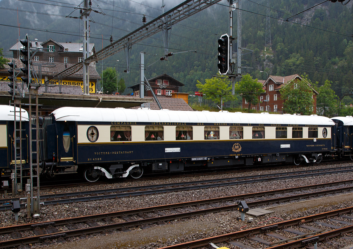 
Der VSOE Speisewagen Nr. 4095 (F- VSOE 61 87 08-70 095-9) im Zugverbund vom Venice Simplon-Orient-Express am 02.08.2019 beim Halt in Göschenen (CH), leider bei Regen.

Der Speisewagen wurde 1927 von der Birmingham Railway Carriage and Wagon Company gebaut. Die Inneneinrichtung ist vom Orient-Express Speisewagen 3083.