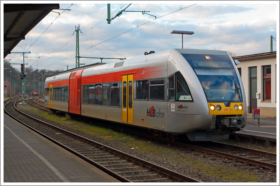 Der VT 102 bzw. 508 102 der HLB (Hessischen Landesbahn) ein Stadler GTW 2/6 steht heute (am 28.01.2014) am Gleis 102 im Bahnhof Betzdorf/Sieg als RB 96 (Hellertal-Bahn) zur Abfahrt nach Dillenburg bereit. Der Triebwagen ist an die Hellertalbahn ausgeliehen.

Der Triebwagen mit den NVR-Nummern   95 80 0646 102-7 D-HEB / 95 80 0946 402-4 D-HEB / 95 80 0946 902-3 D-HEB wurde 1999 bei DWA unter der Fabrik-Nummer 508/008 fr die HLB Betriebsbereich KNE (ex Kassel-Naumburger Eisenbahn) gebaut.