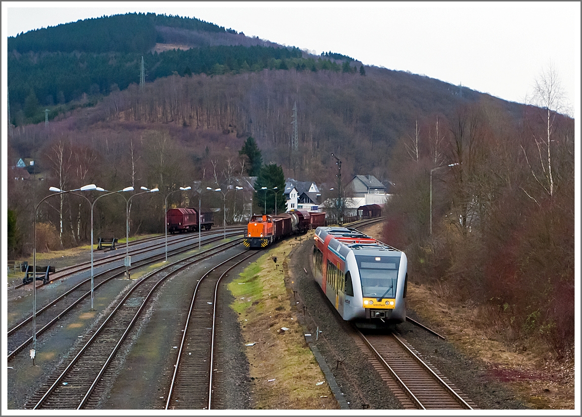 Der VT 123 der vectus Verkehrsgesellschaft mbH, ein Stadler GTW 2/6, fährt am 10.02.2014 als Hellertalbahn, hier kurz hinter dem Einfahrtsignal Herdorf.  Er fährt als RB 96  Hellertalbahn  Neunkirchen-Herdorf-Betzdorf.
 
Links auf dem Rangierbahnhof der KSW die Lok 42 der KSW, sie ist gebreit zur Übergabefahrt nach Kreuztal, via Betzdorf und Siegen.