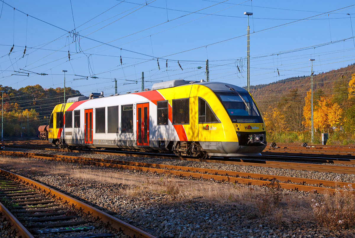 
Der VT 202 (95 80 0640 102-9 D-HEB) ein Alstom Coradia LINT 27 der (Hessische Landesbahn), ex Vectus VT 202, erreicht nun bald (am 27.10.2015), als RB 95  Sieg-Dill-Bahn  (Au/Sieg - Siegen), den Bahnhof Betzdorf/Sieg. 

Der Triebwagen wurde 2004 Alstom (LHB) in Salzgitter unter der Fabriknummer 1187-002 fr die vectus Verkehrsgesellschaft mbH gebaut, mit dem Fahrplanwechsel am 14.12.2014 wurden alle Fahrzeuge der vectus nun Eigentum der HLB