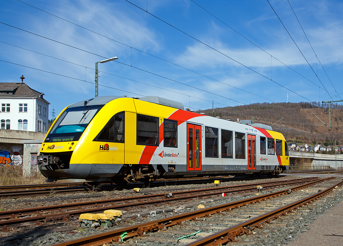 Der VT 202 Abp (95 80 0640 102-9 D-HEB) ein Alstom Coradia LINT 27 der (Hessische Landesbahn) fährt am 29.03.2021, als RB 90  Westerwald-Sieg-Bahn  (Westerburg - Altenkirchen - Au/Sieg - Betzdorf - Siegen), von Niederschelden weiter in Richtung Siegen.