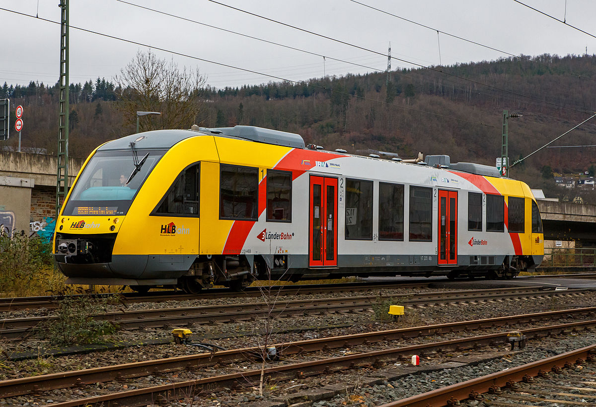 Der VT 205 Abp (95 80 0640 105-2 D-HEB), in Alstom Coradia LINT 27 der (Hessische Landesbahn), erreicht am 04.12.2021, als RB 90   Westerwald-Sieg-Bahn  (Siegen - Au/Sieg - Altenkirchen - Westerburg), den Bf Niederschelden.